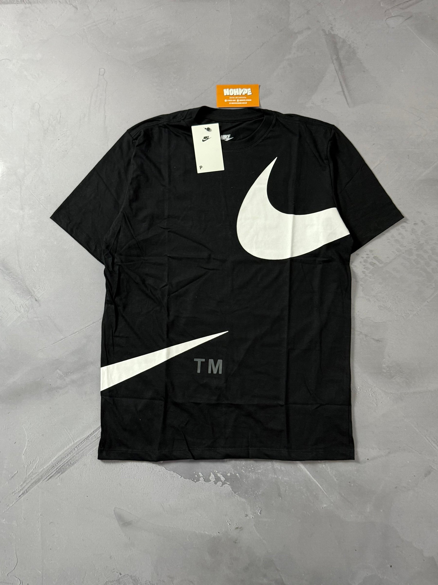 Camiseta Nike Big Swoosh TM - Preto