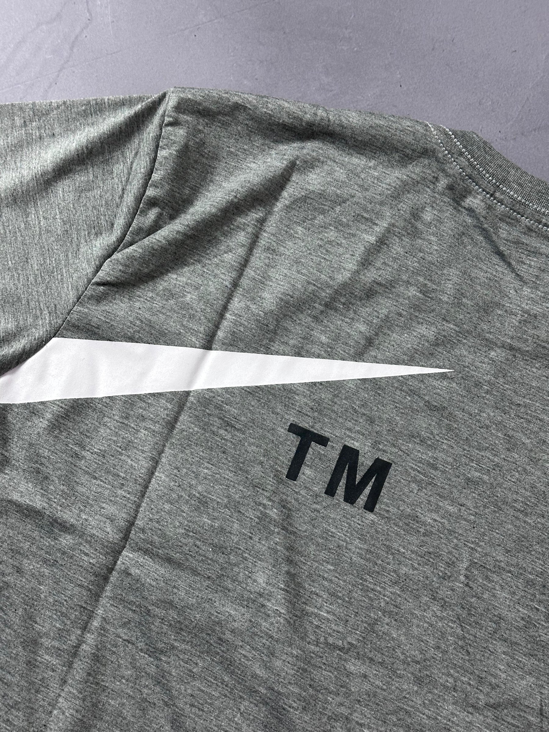Camiseta Nike Big Swoosh TM - Cinza