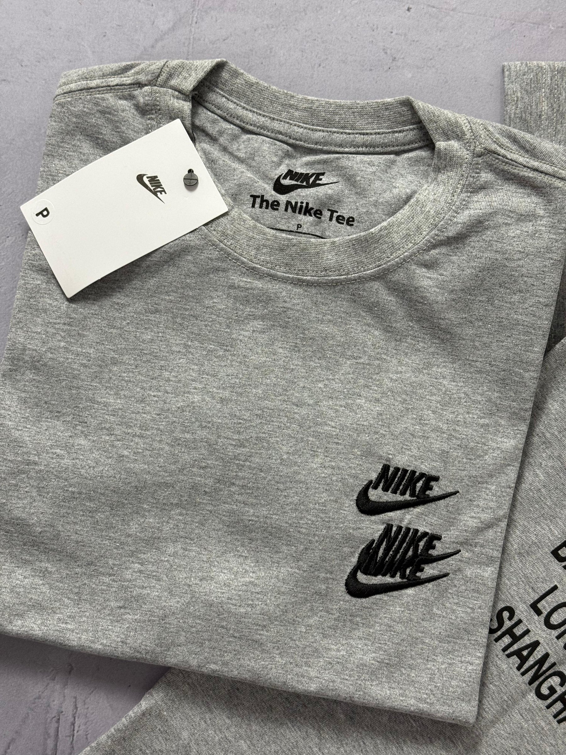 Camiseta Nike World Tour - Cinza
