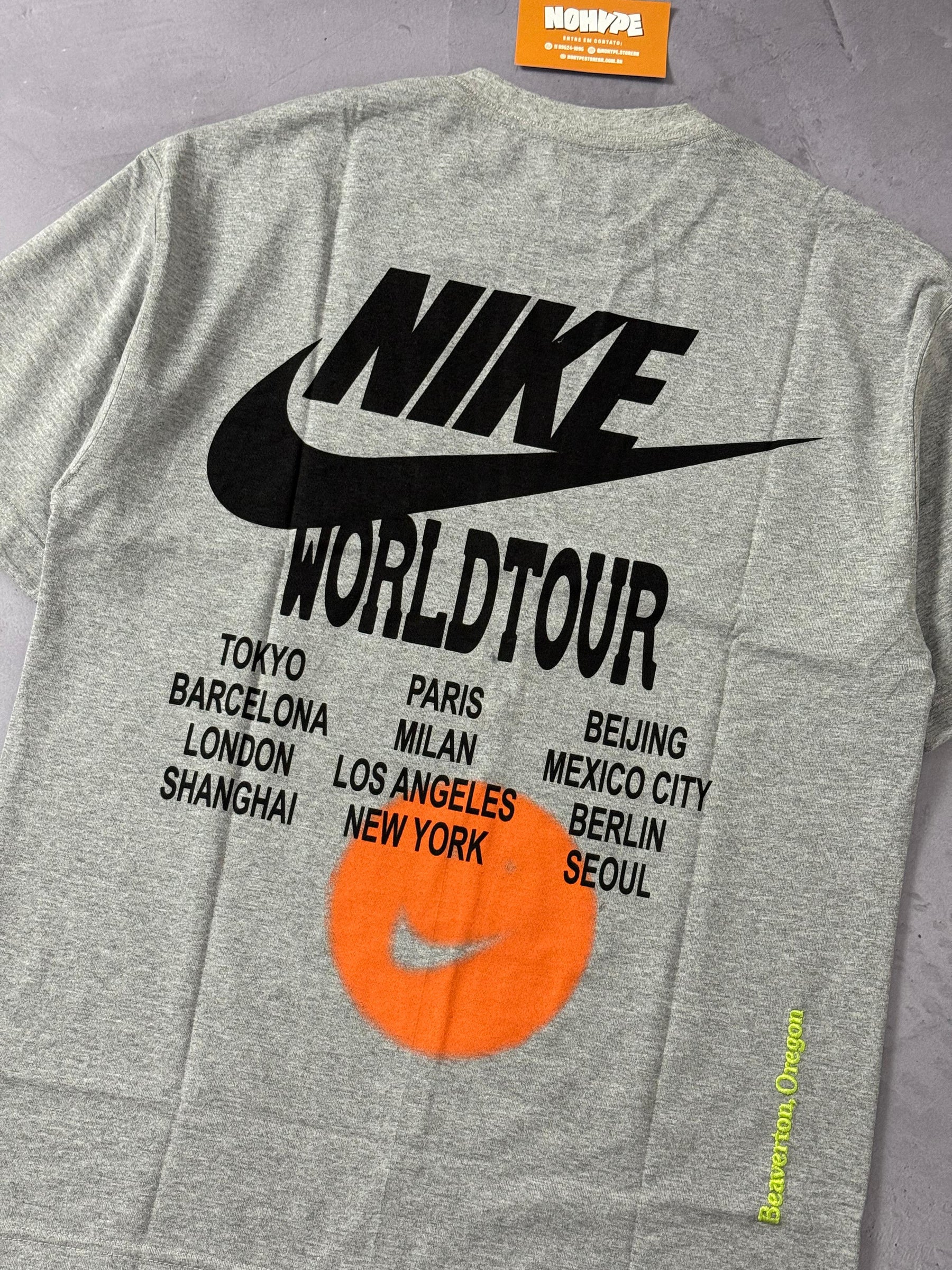 Camiseta Nike World Tour - Cinza