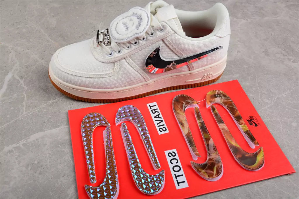 Tênis Nike Air Force 1 x Travis Scott