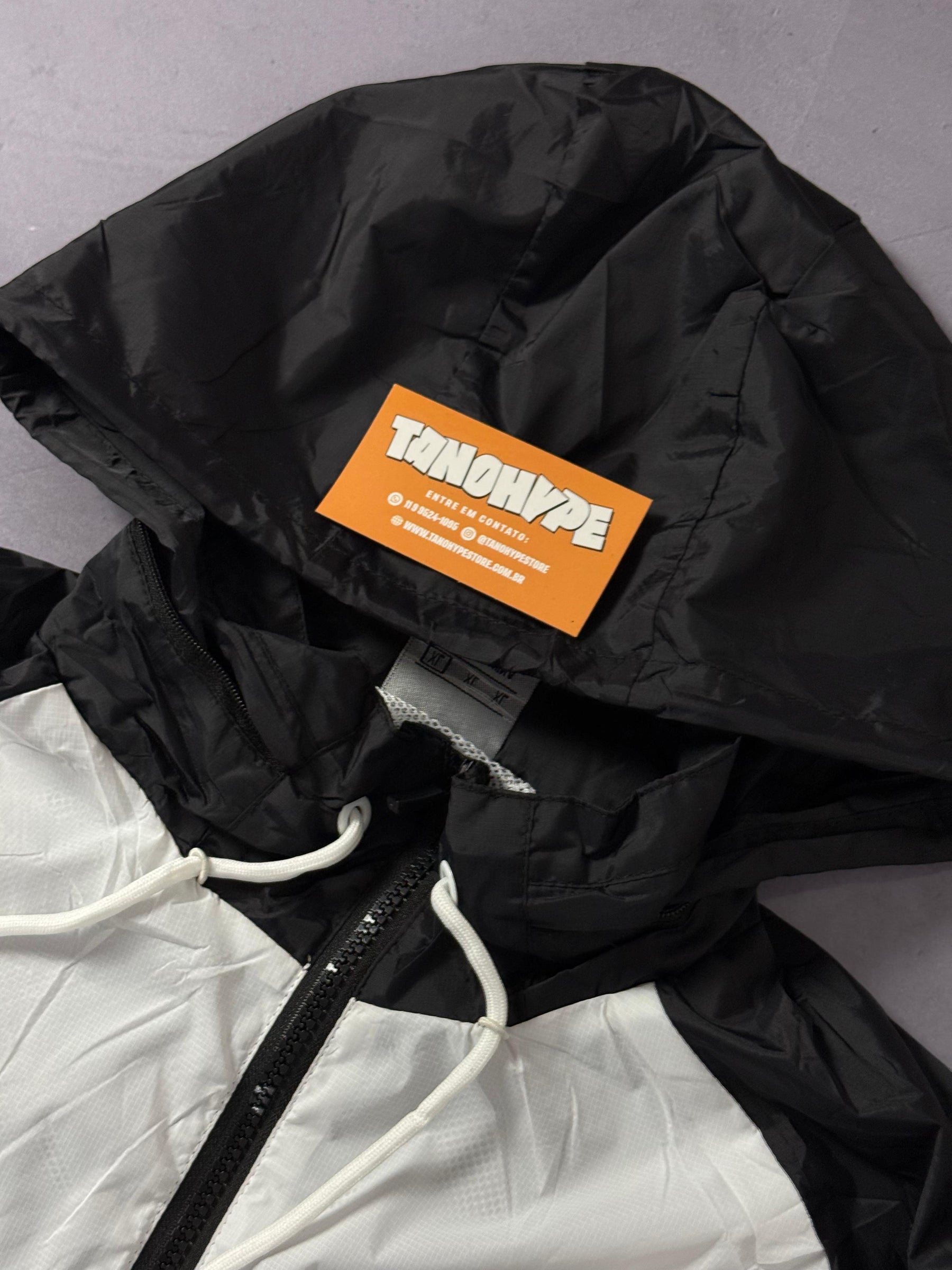 Corta Vento Nike Windrunner - Preto e Branco