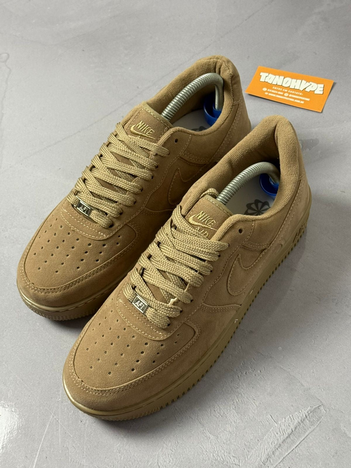 Tênis Nike Air Force 1 - Bege Camurça