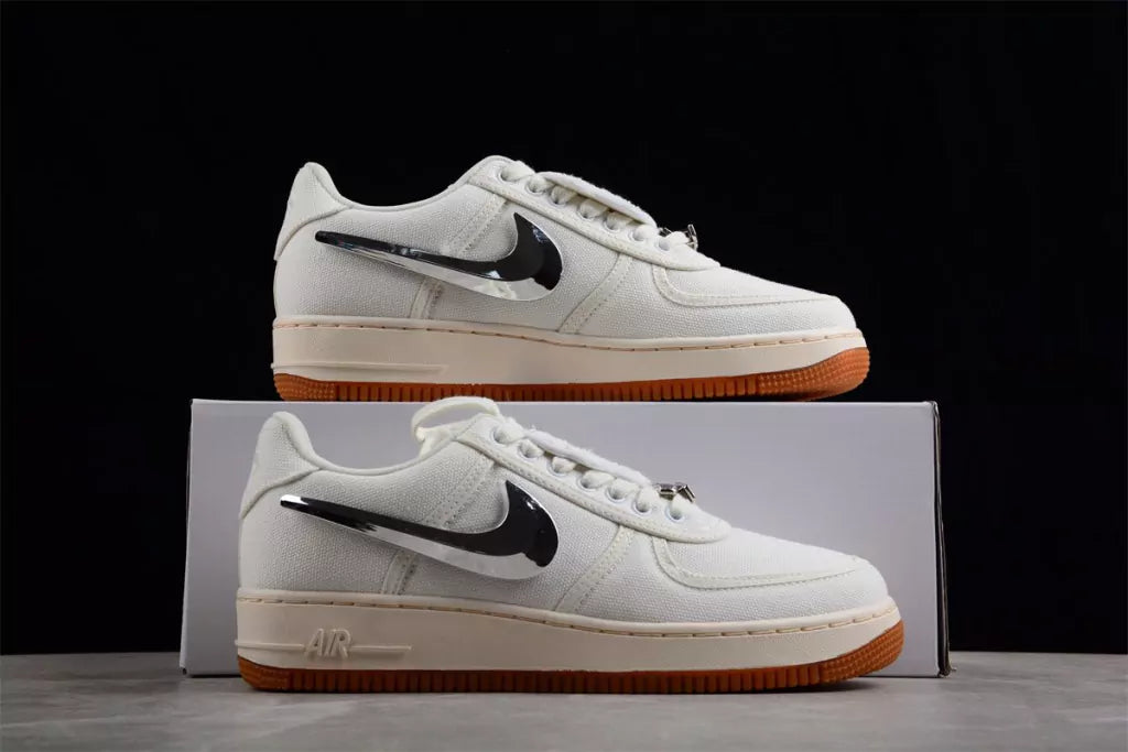 Tênis Nike Air Force 1 x Travis Scott