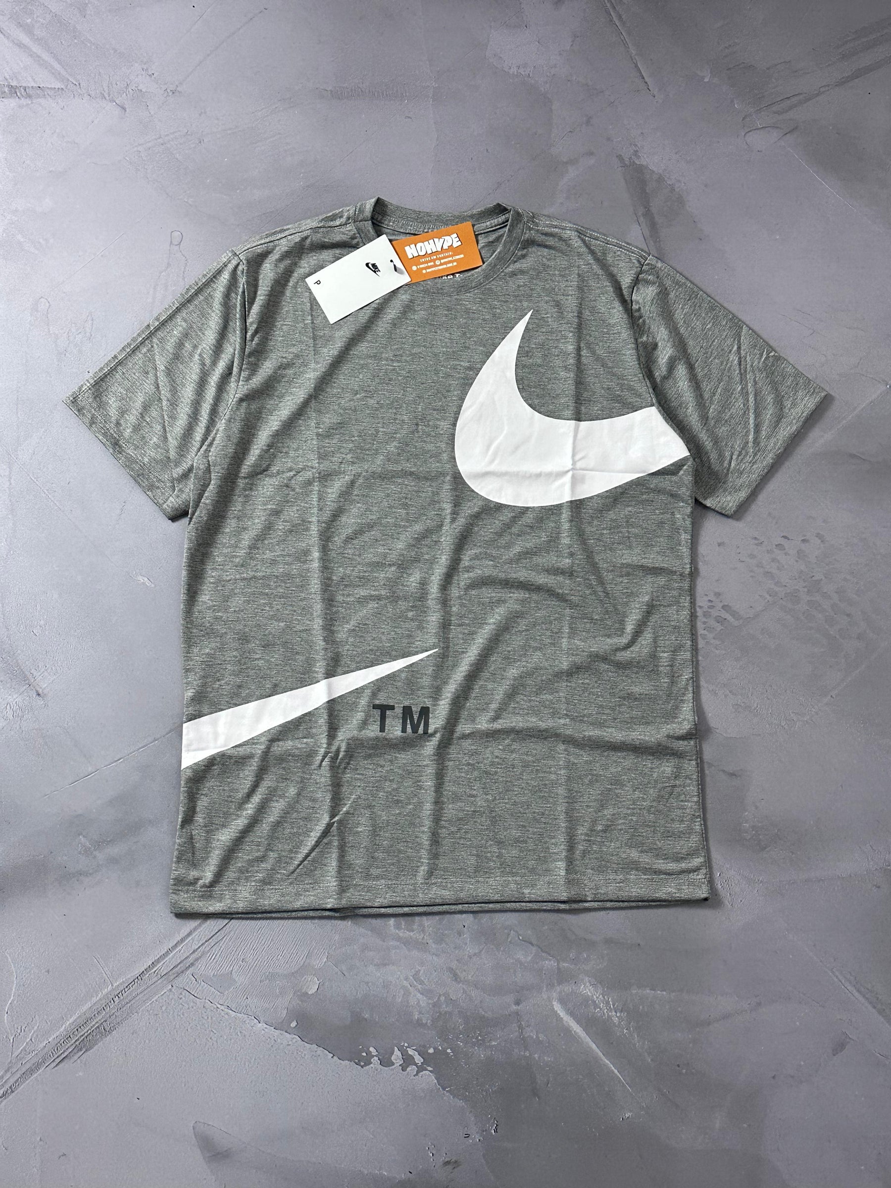 Camiseta Nike Big Swoosh TM - Cinza