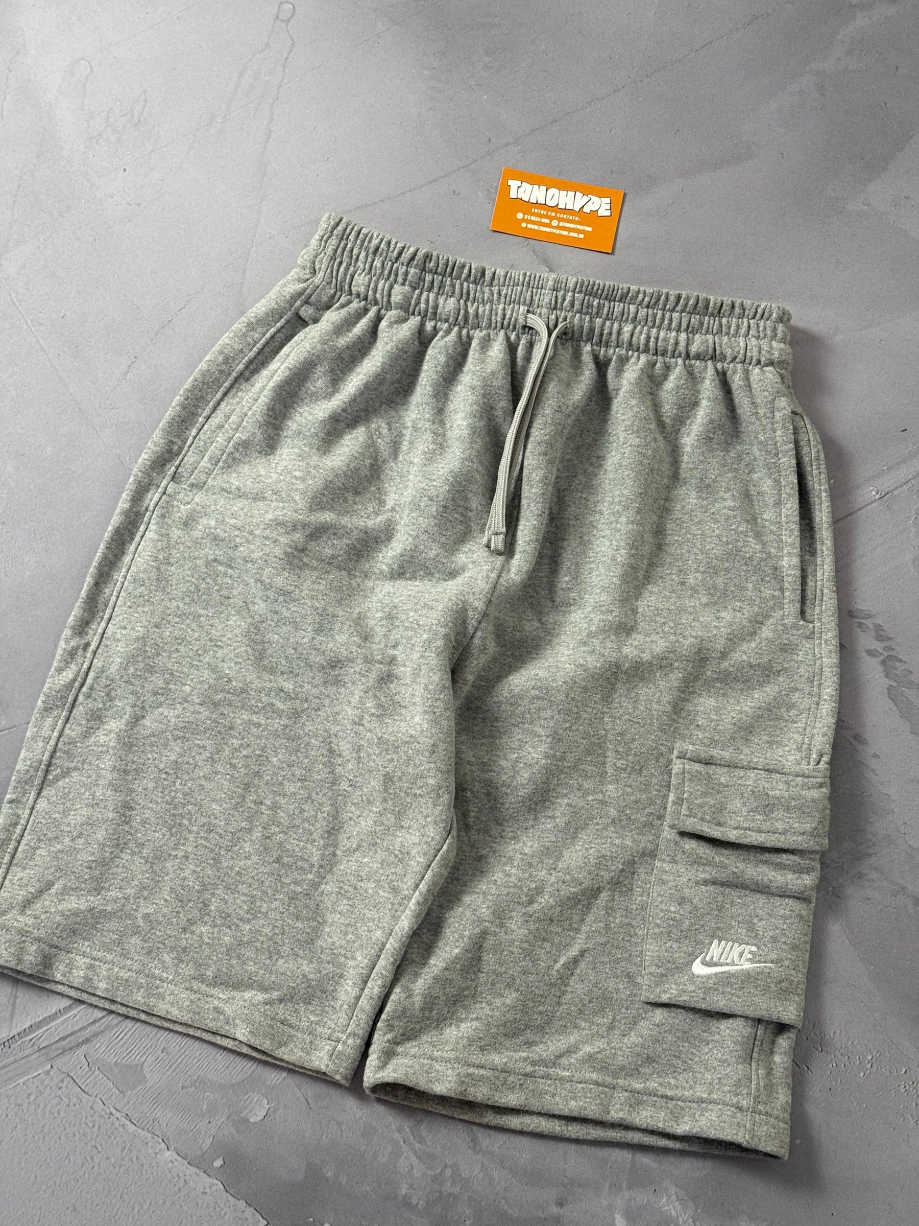 Shorts Moletom Nike Cargo - Cinza