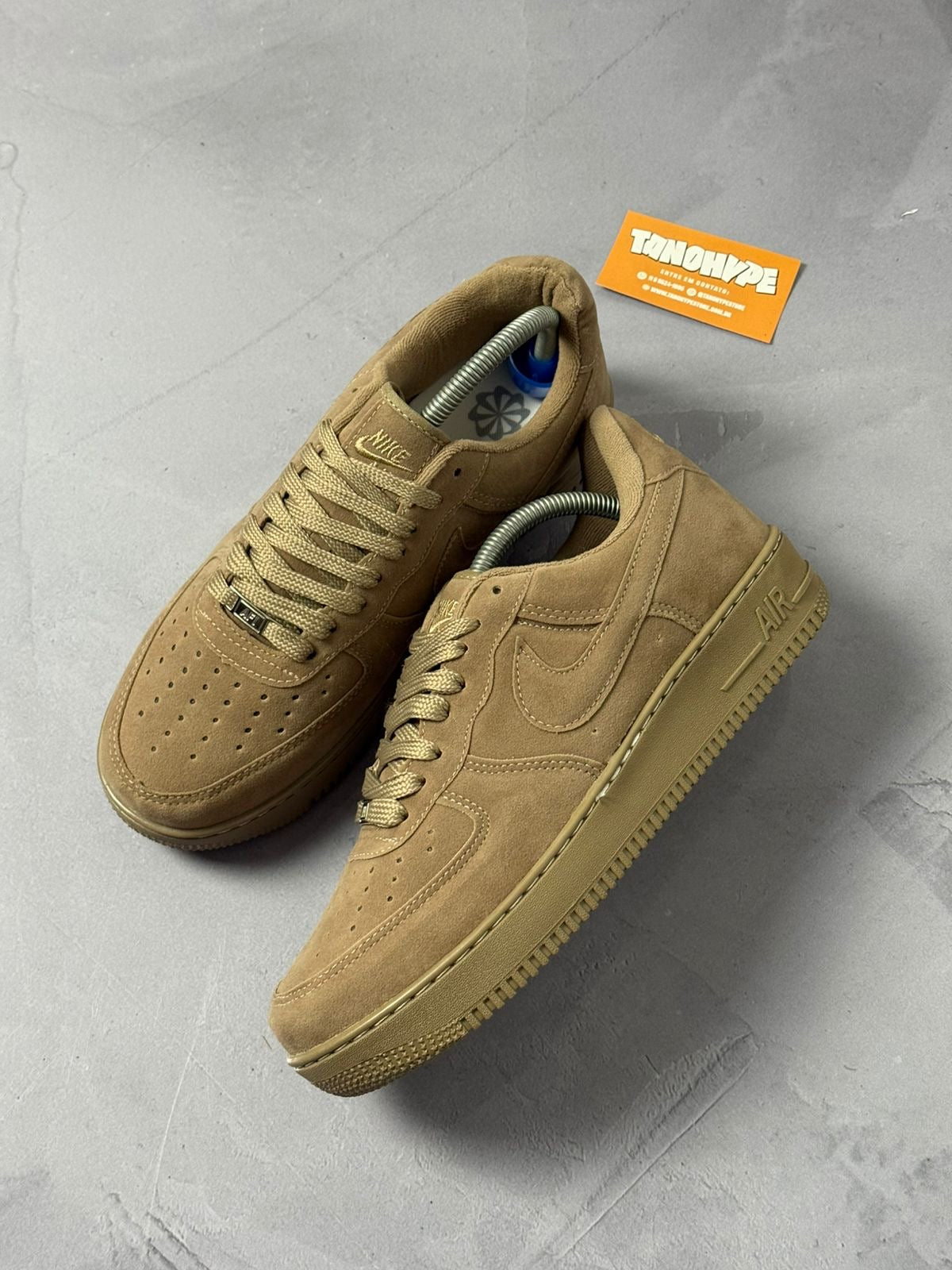 Tênis Nike Air Force 1 - Bege Camurça