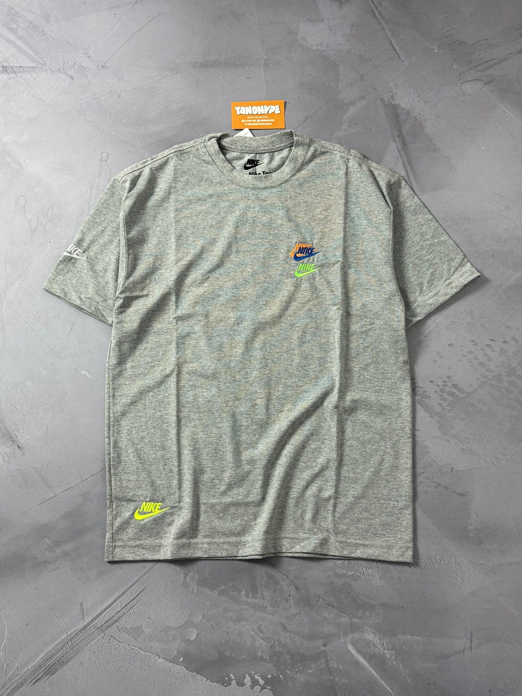 Camiseta Nike Multi Swoosh - Cinza