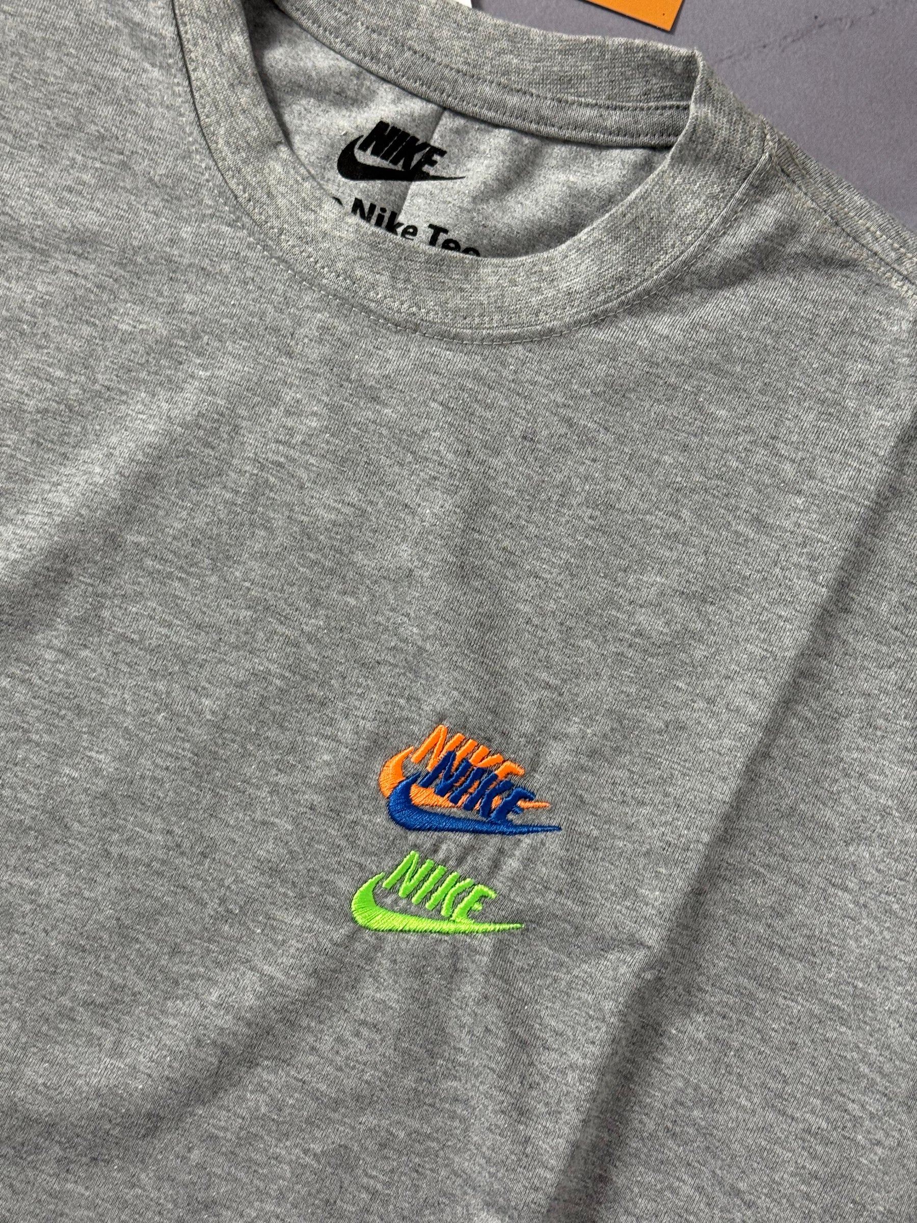 Camiseta Nike Multi Swoosh - Cinza