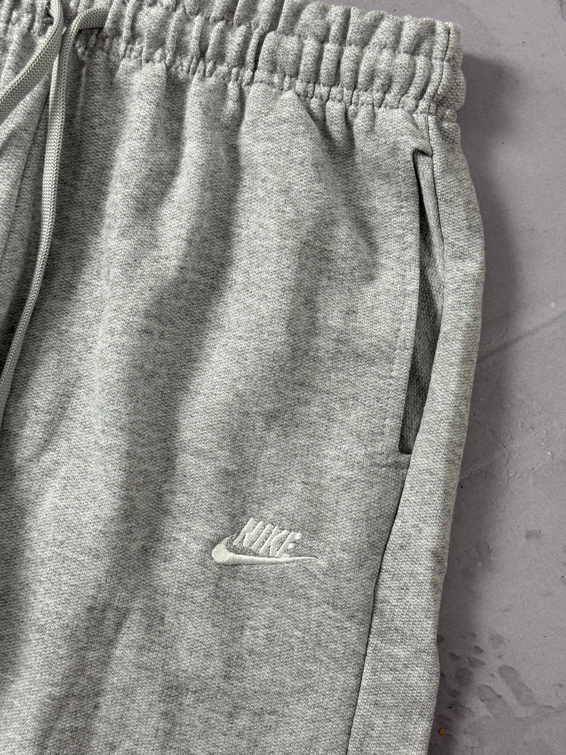 Shorts Moletom Nike Club - Cinza