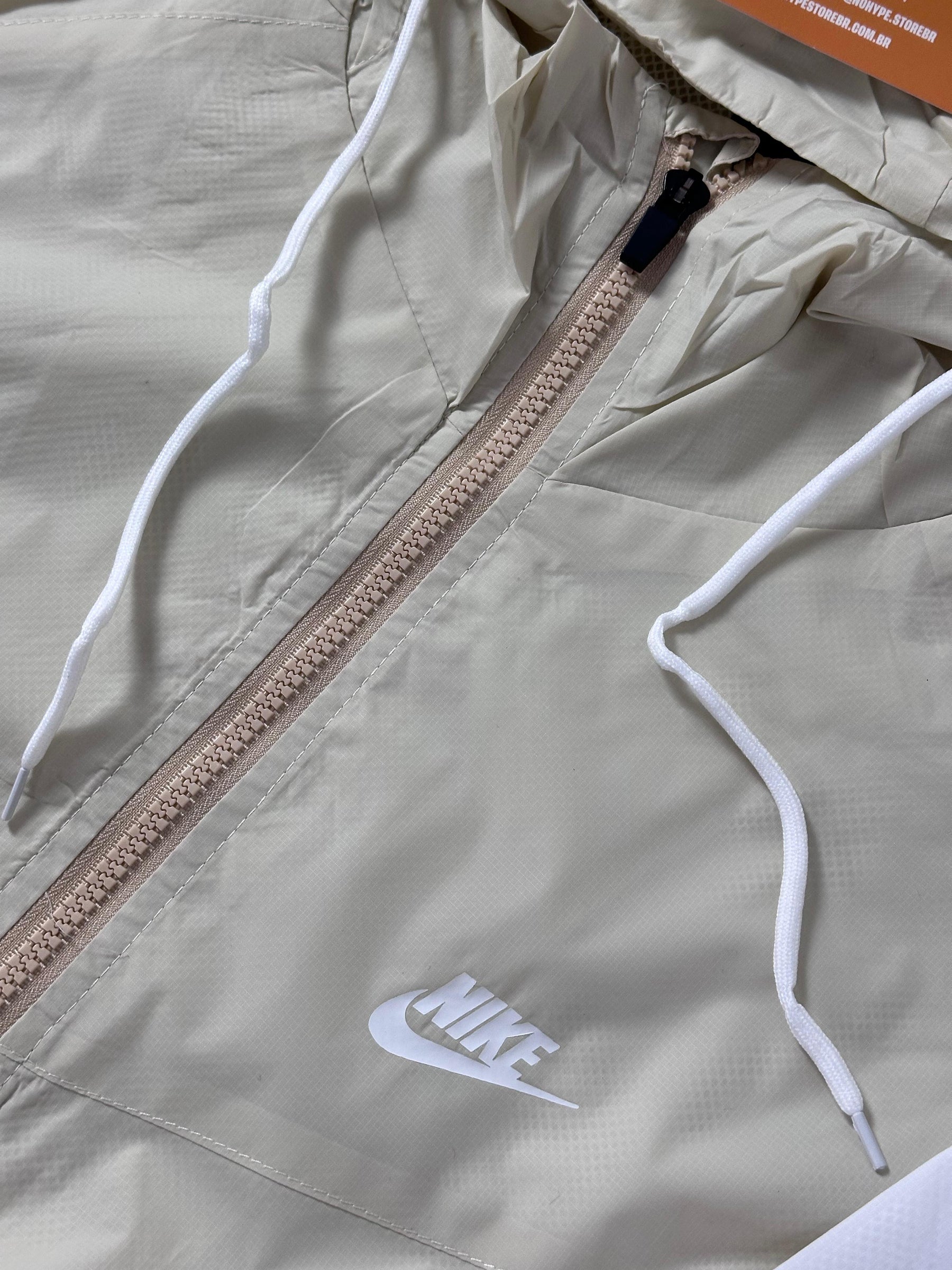 Corta Vento Nike Windrunner - Bege e Branco