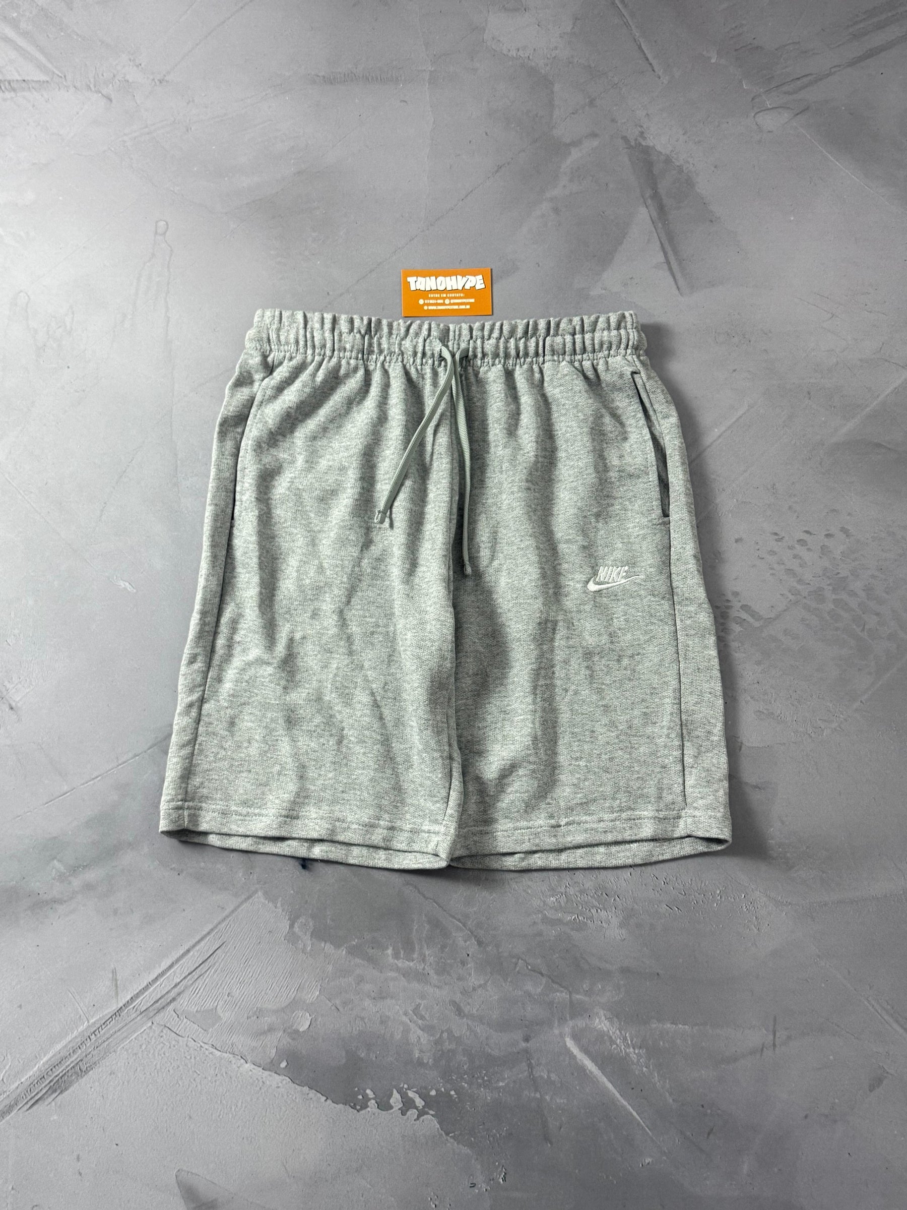 Shorts Moletom Nike Club - Cinza