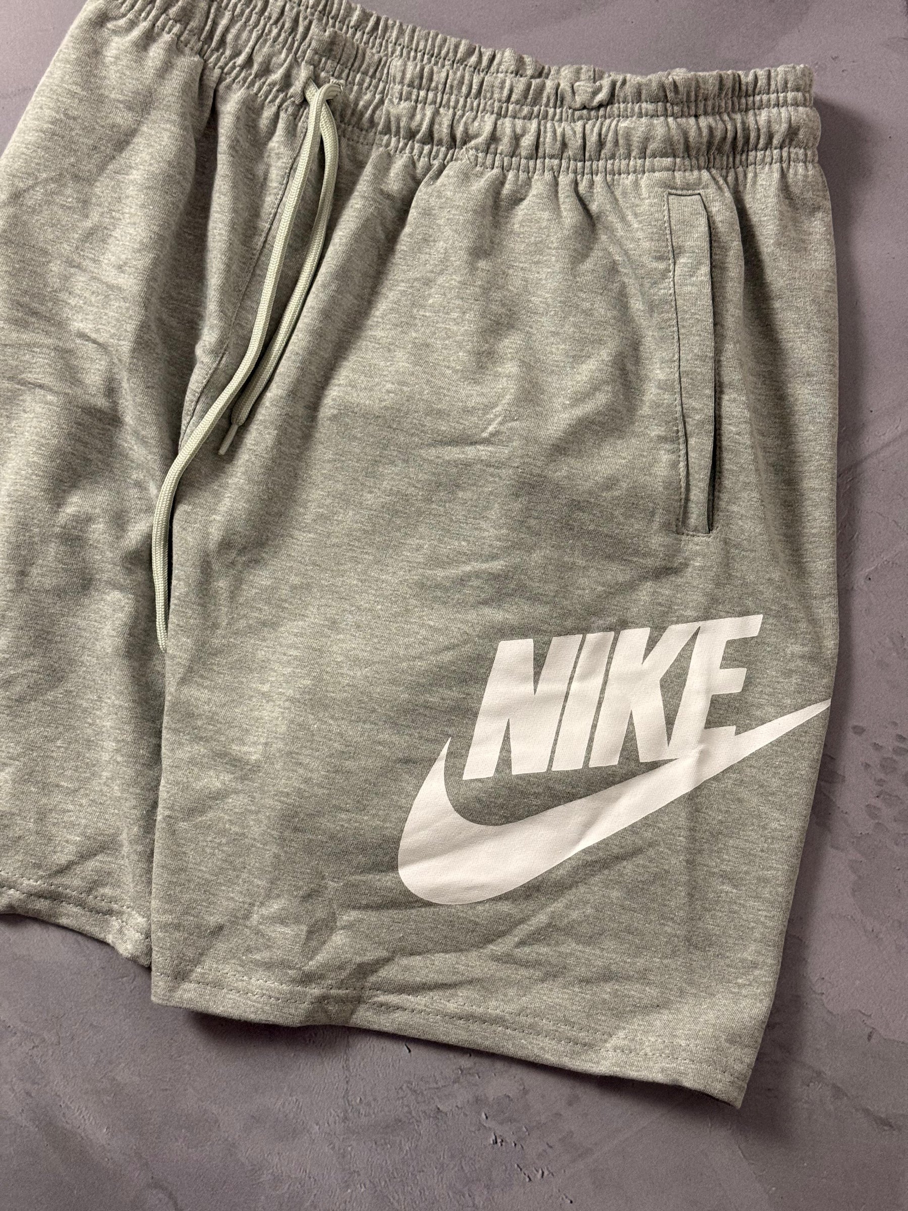 Shorts Moletom Nike Icon - Cinza