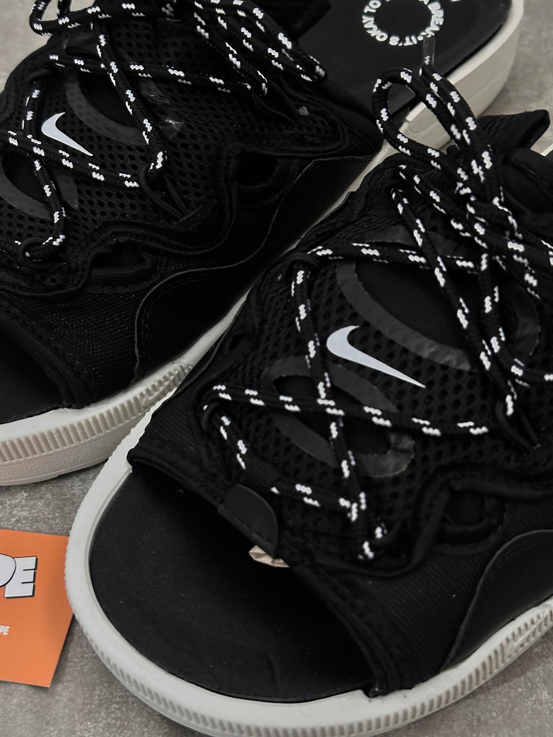 Chinelo Slide Offline Nike - Preto e Branco