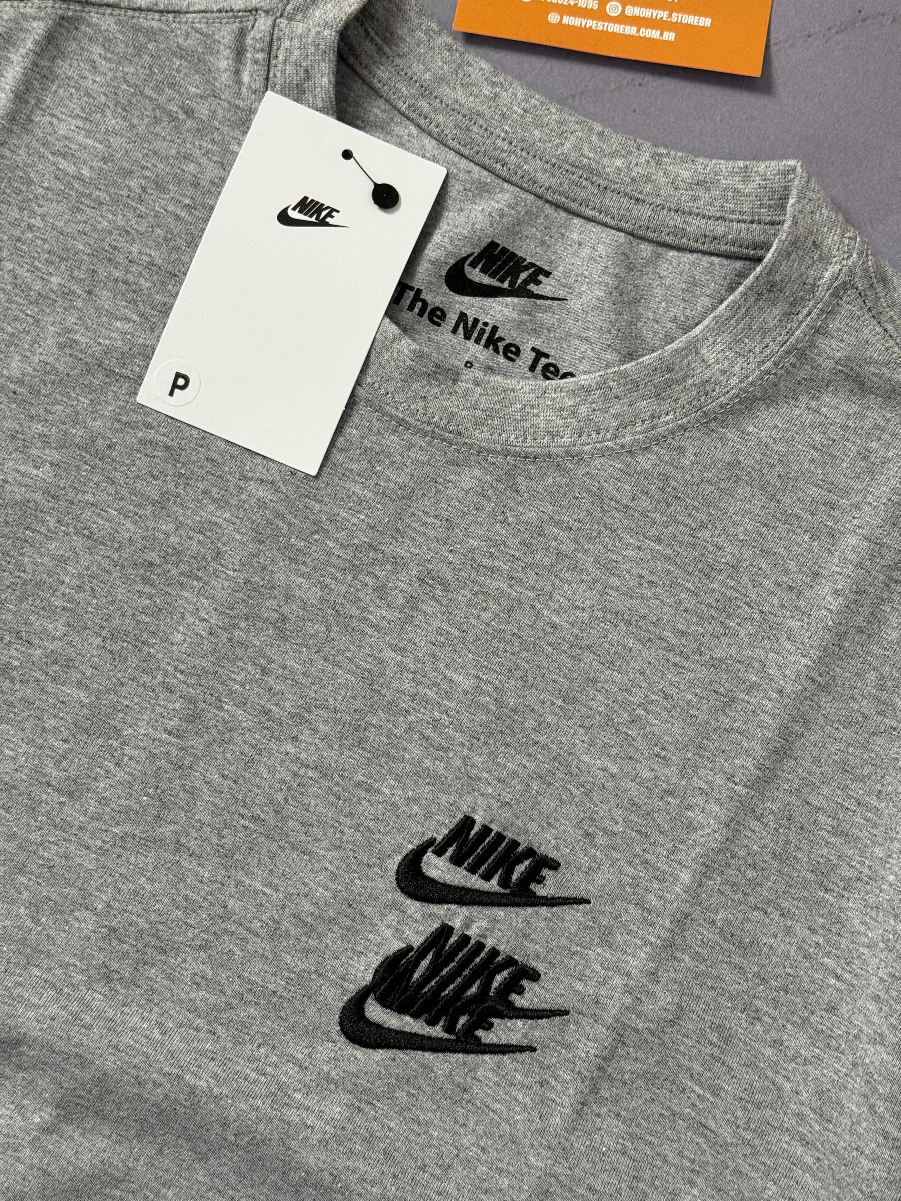 Camiseta Nike World Tour - Cinza