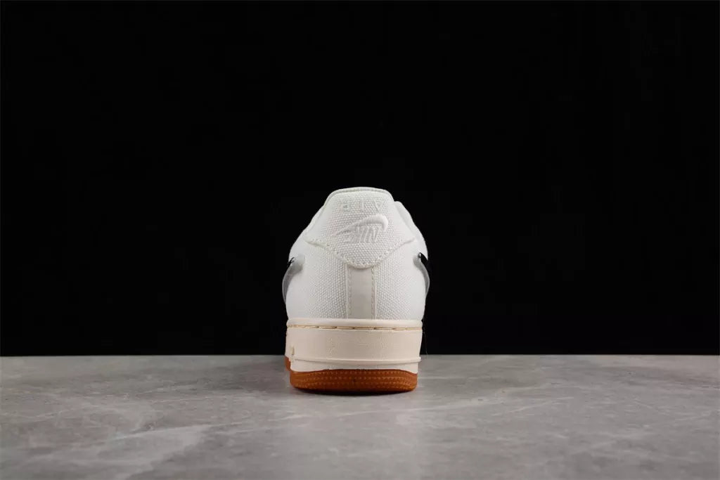 Tênis Nike Air Force 1 x Travis Scott