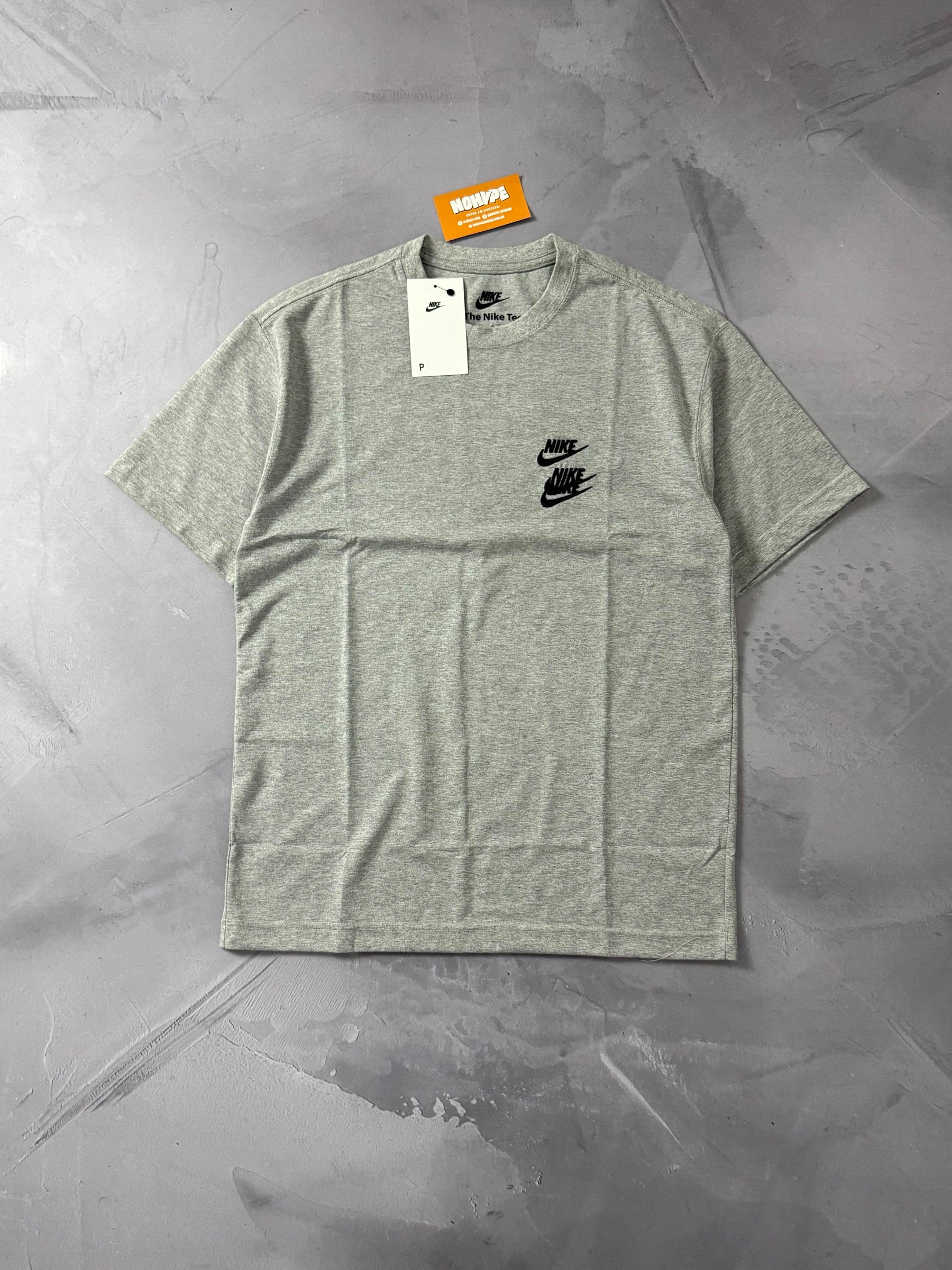 Camiseta Nike World Tour - Cinza