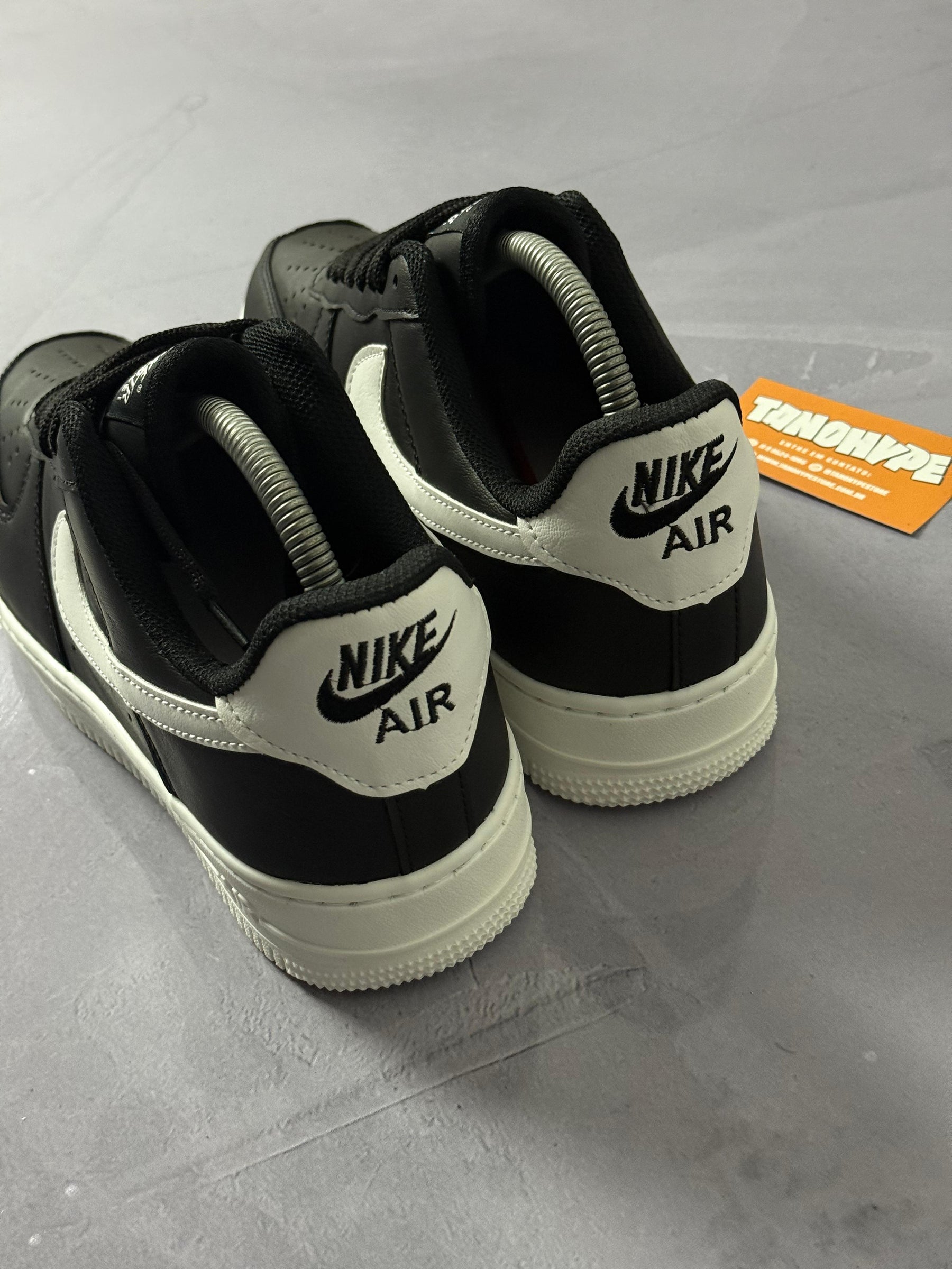 Tênis Nike Air Force 1 - Preto e Branco