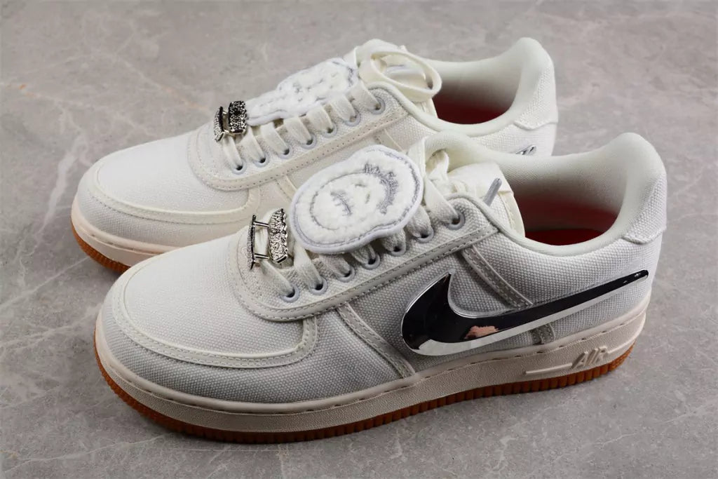 Tênis Nike Air Force 1 x Travis Scott