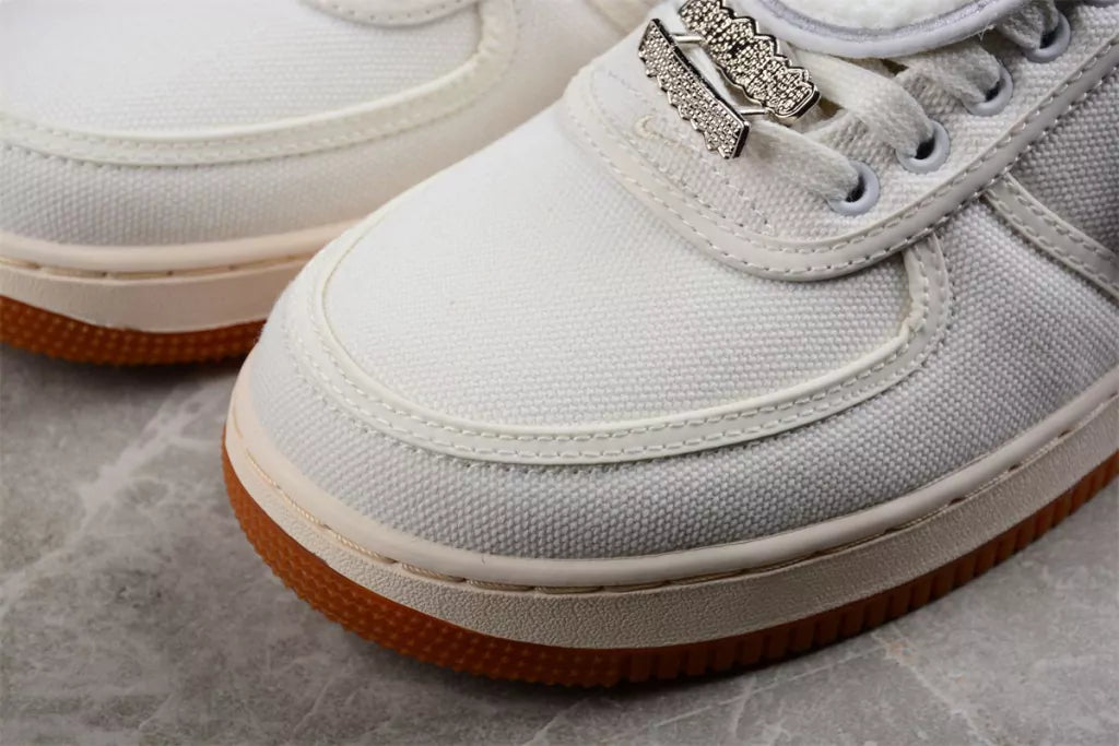 Tênis Nike Air Force 1 x Travis Scott