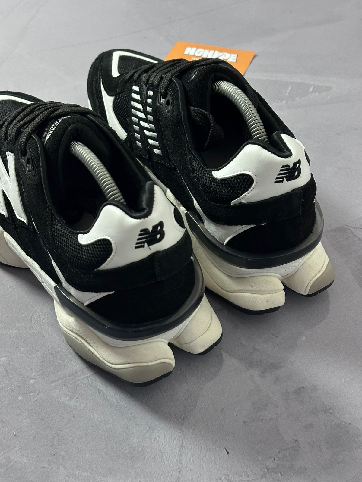 Tênis New Balance 9060 - Preto e Branco