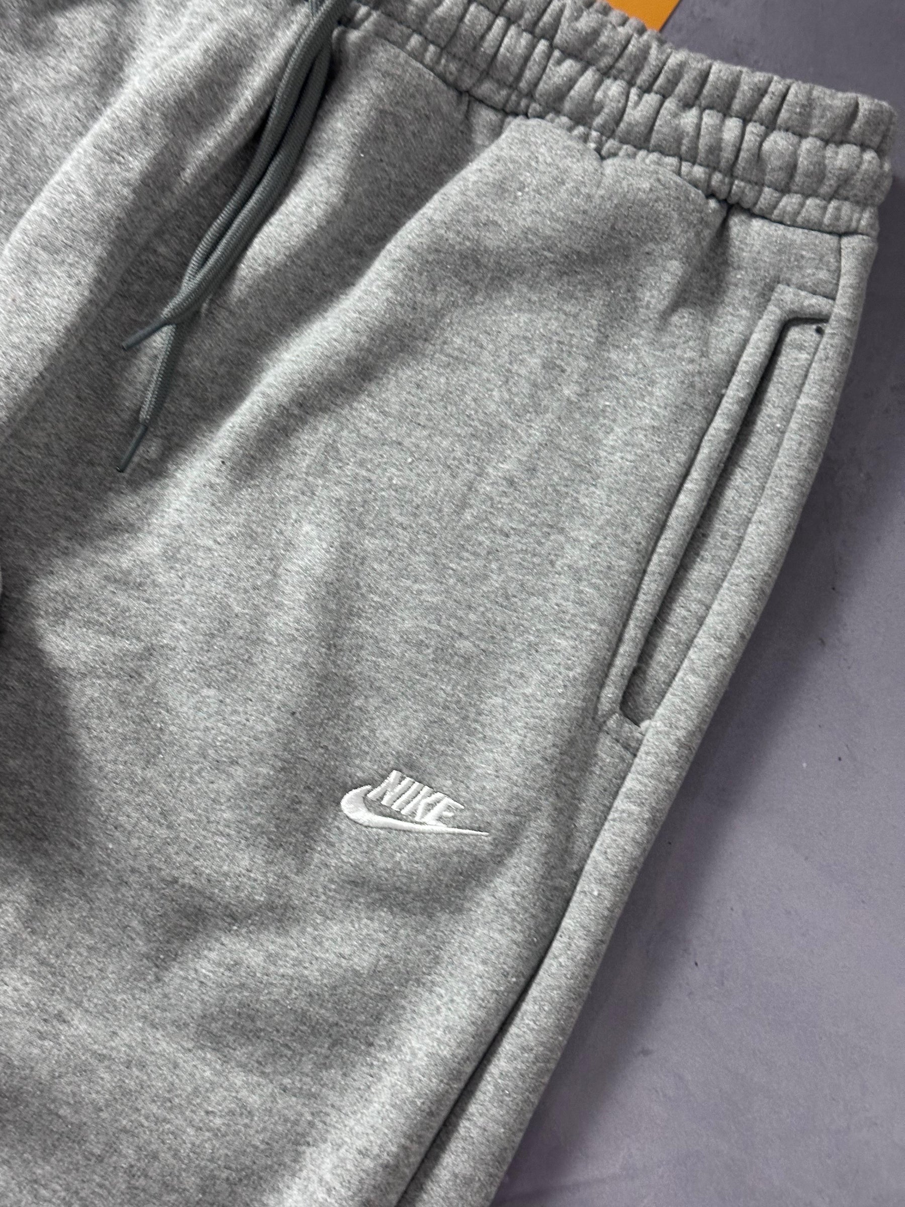 Calça Moletom Nike Club - Cinza