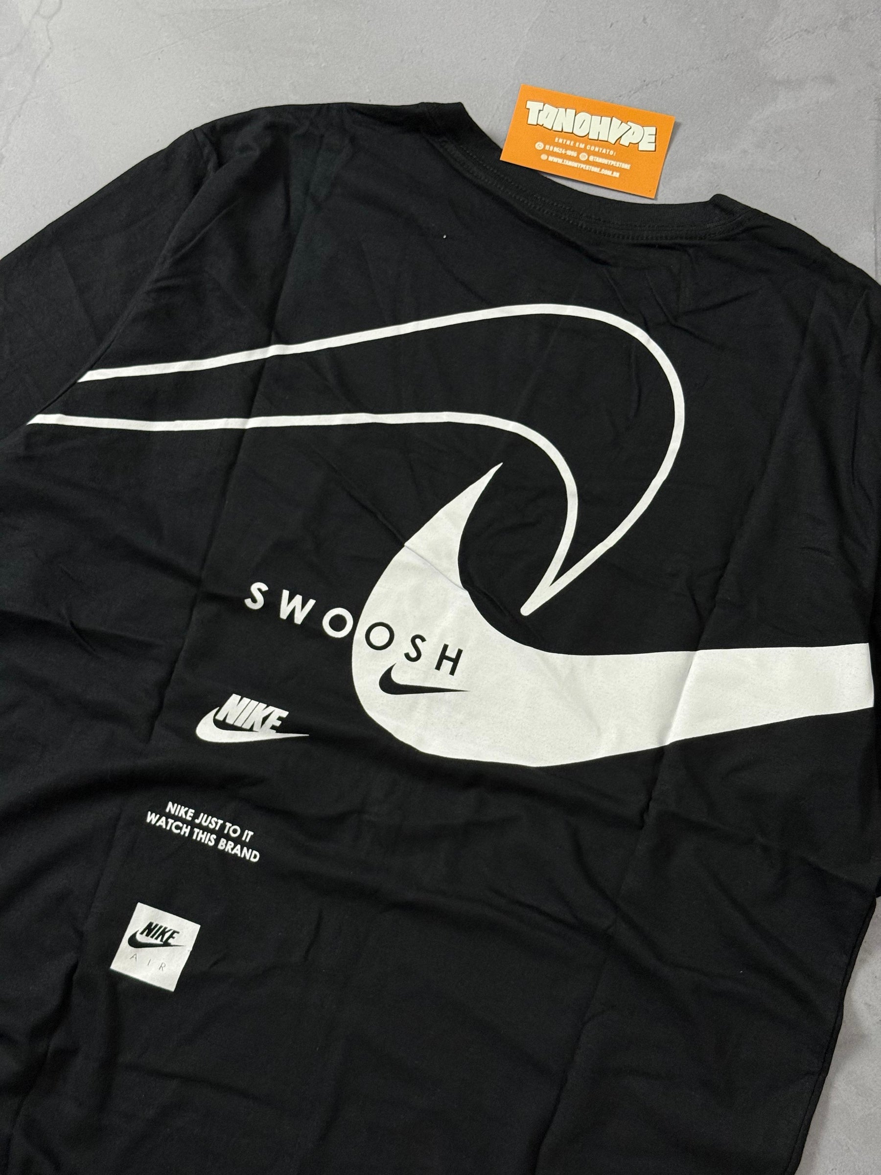 Camiseta Nike Swoosh Reverse - Preto