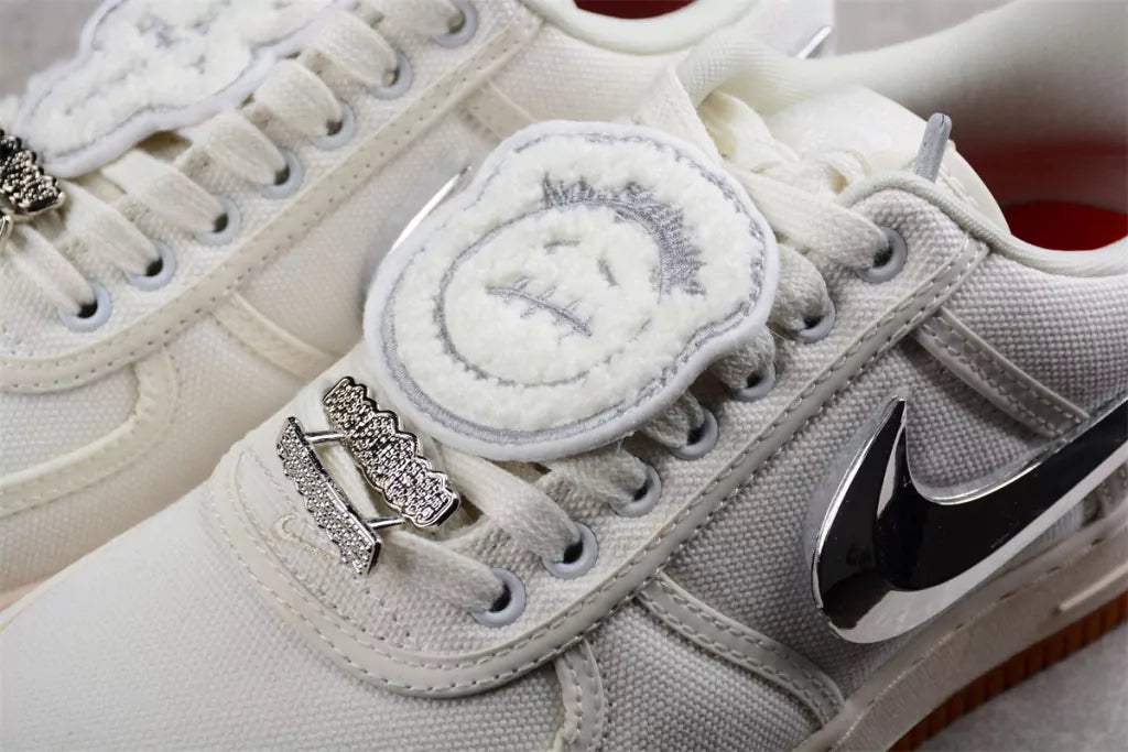 Tênis Nike Air Force 1 x Travis Scott