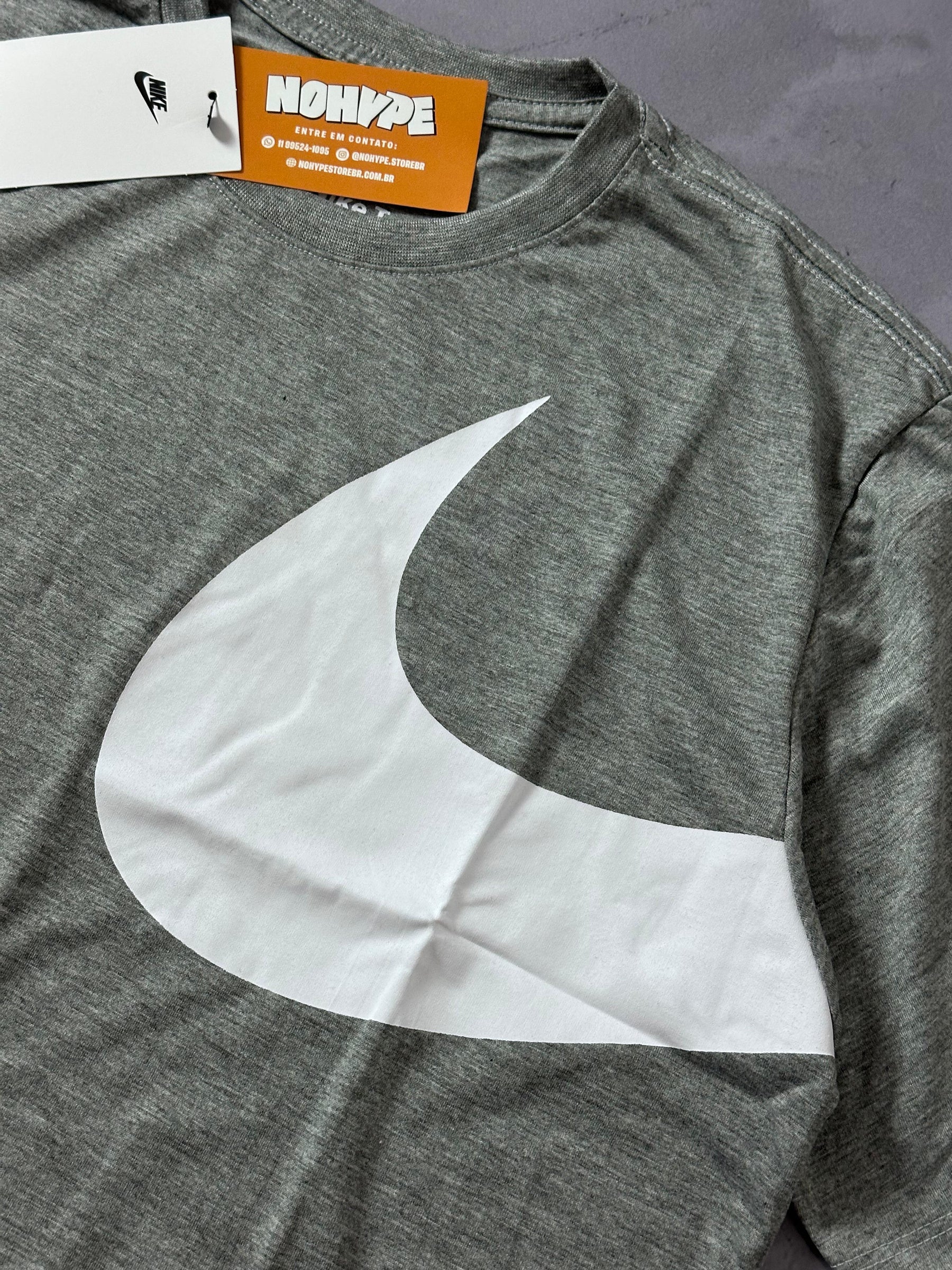 Camiseta Nike Big Swoosh TM - Cinza