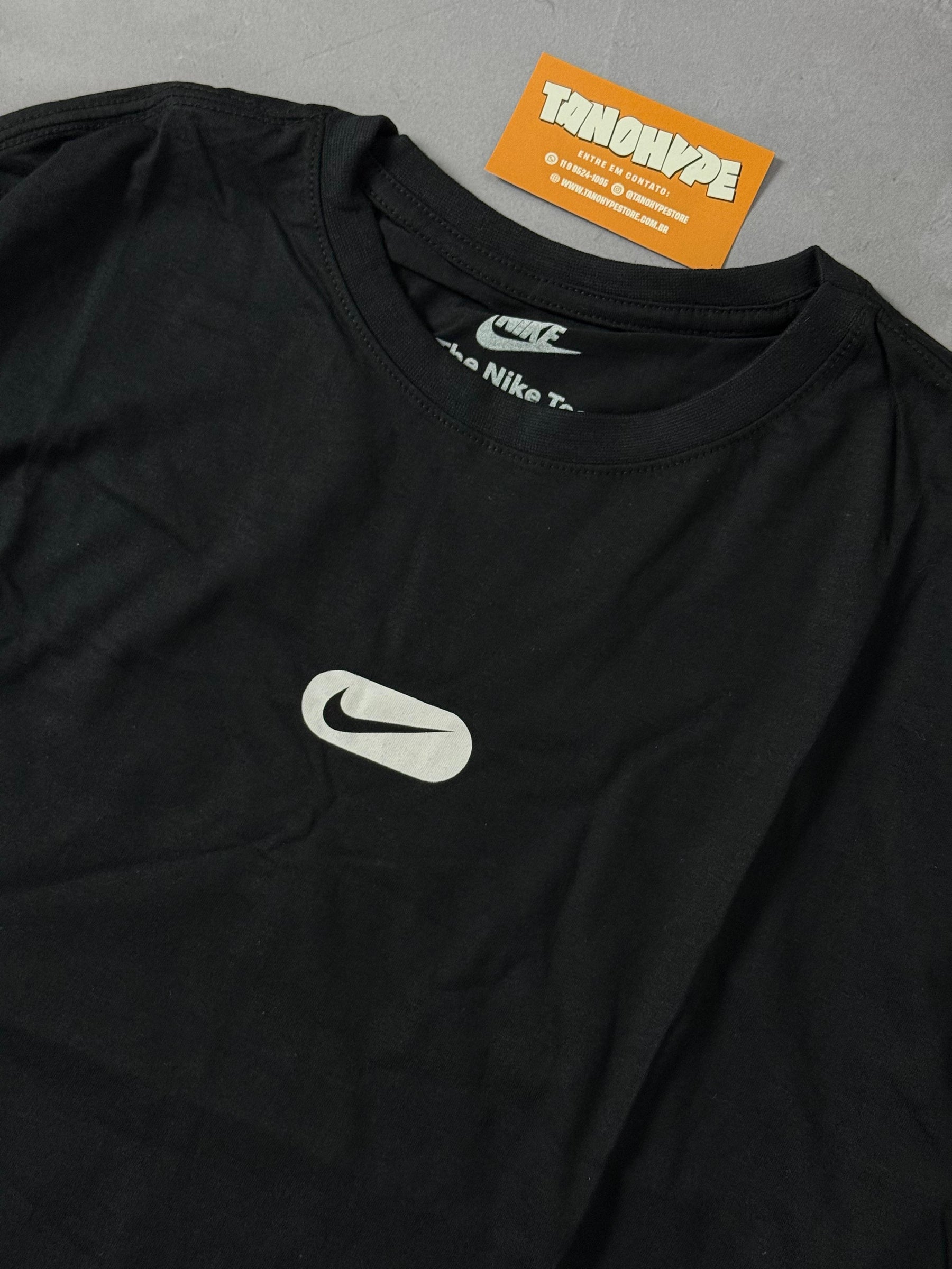 Camiseta Nike Swoosh Reverse - Preto