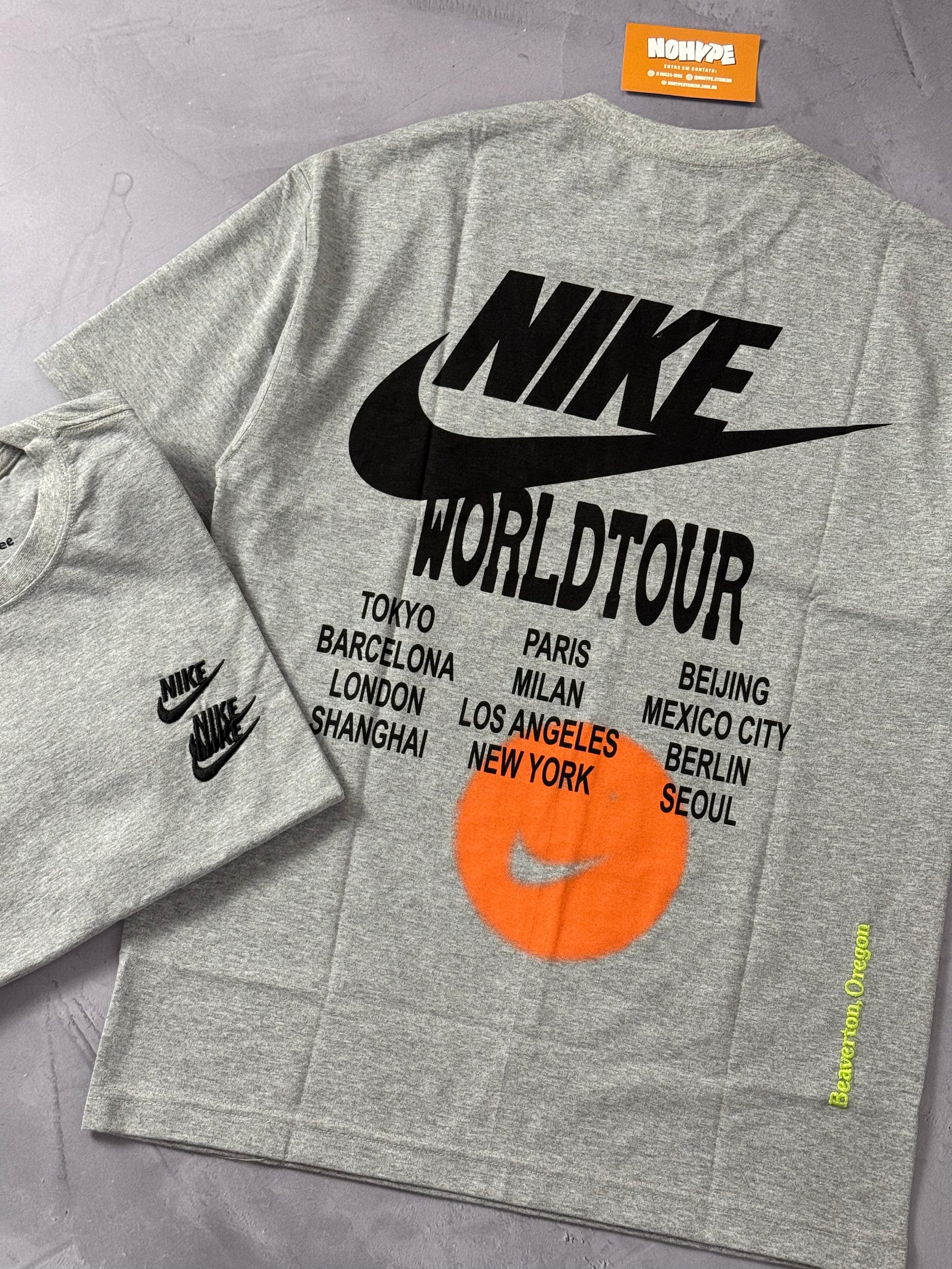 Camiseta Nike World Tour - Cinza