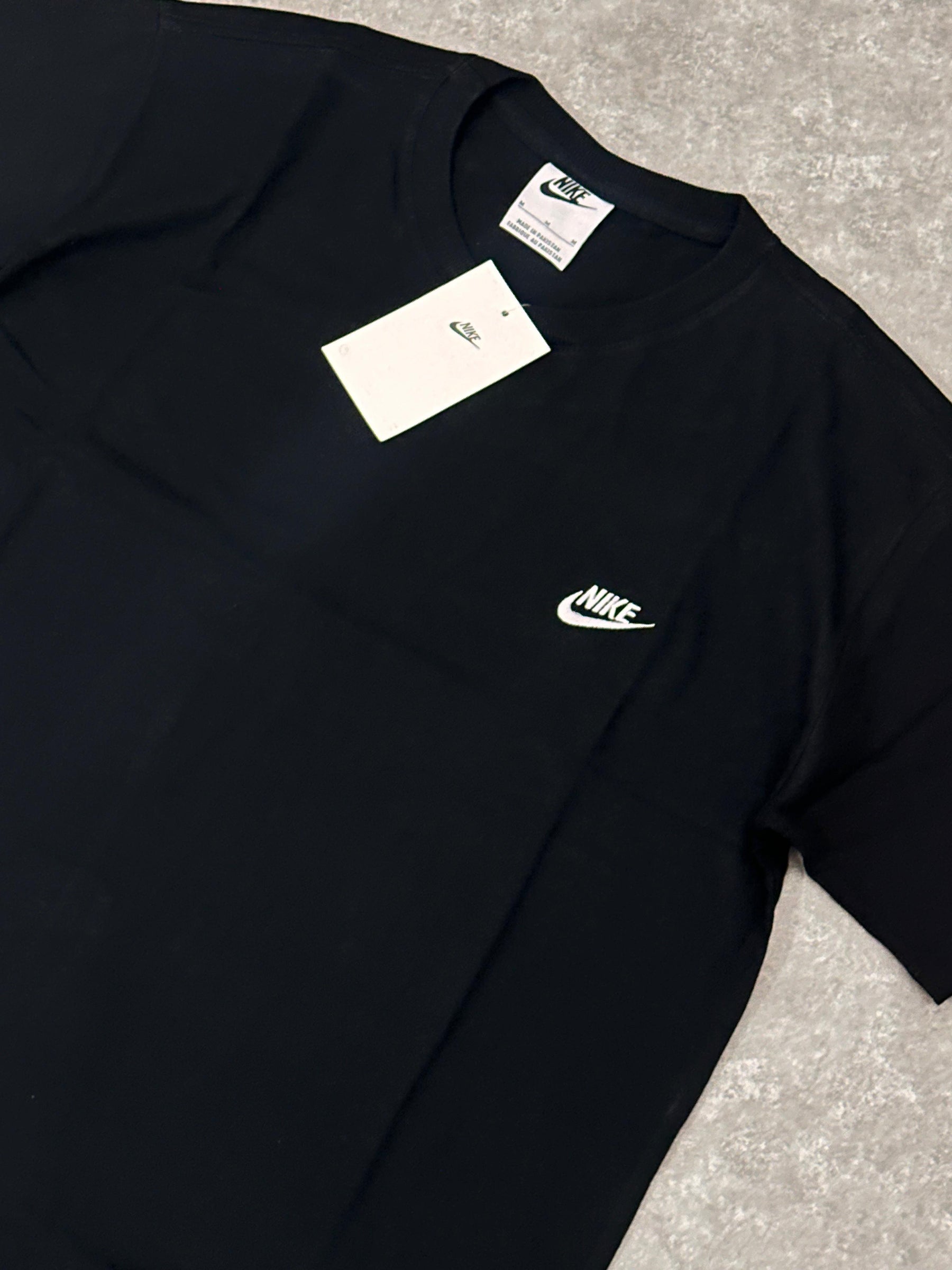 Camiseta Nike Club - Preta