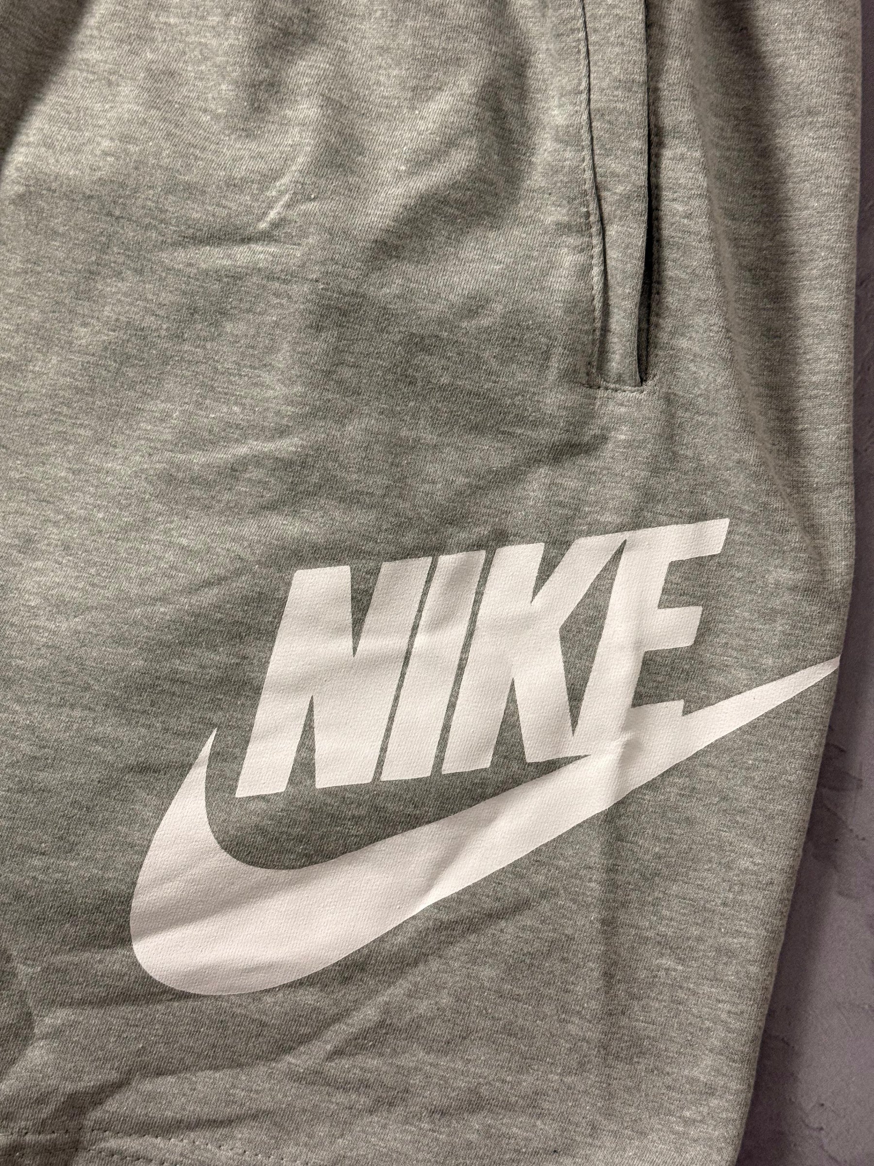 Shorts Moletom Nike Icon - Cinza