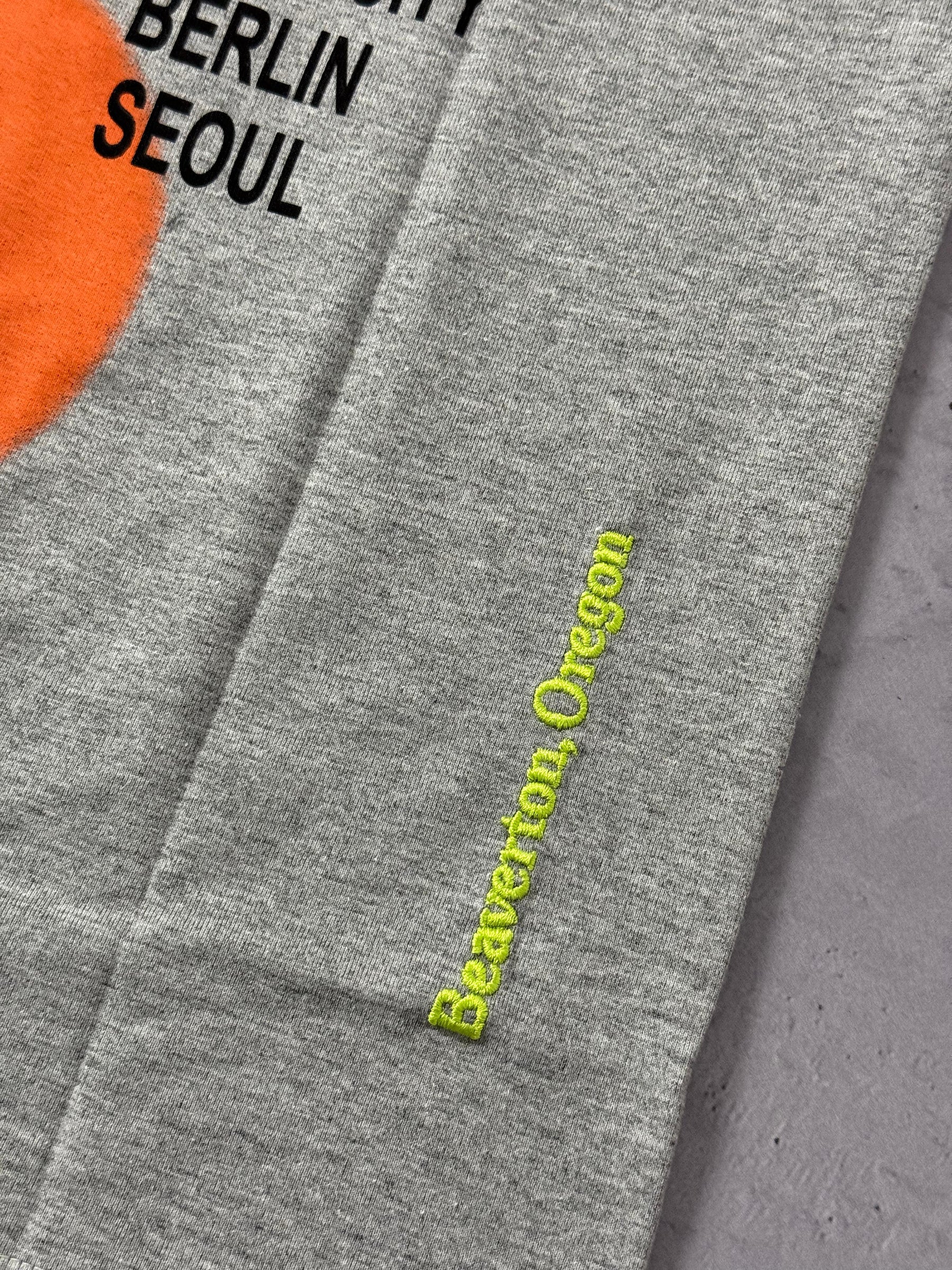Camiseta Nike World Tour - Cinza