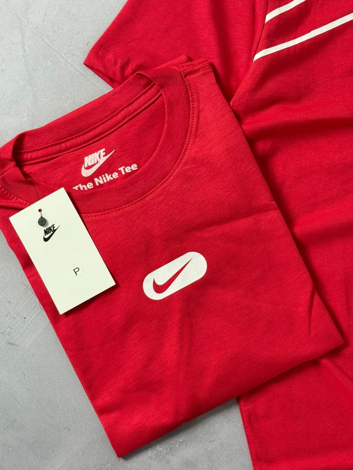 Camiseta Nike Swoosh Reverse - Vermelha