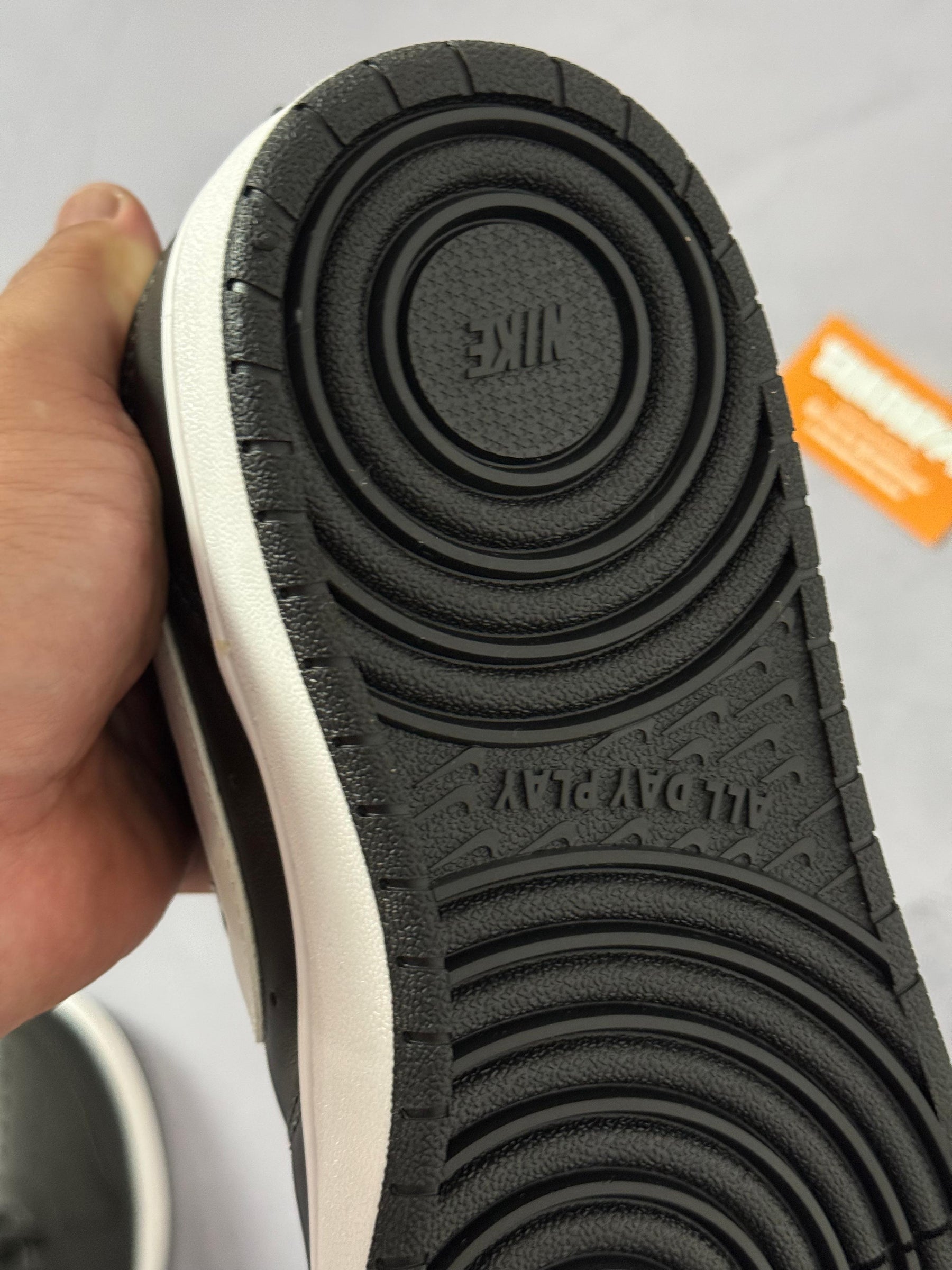 Tênis Nike Borough - Preto e Branco