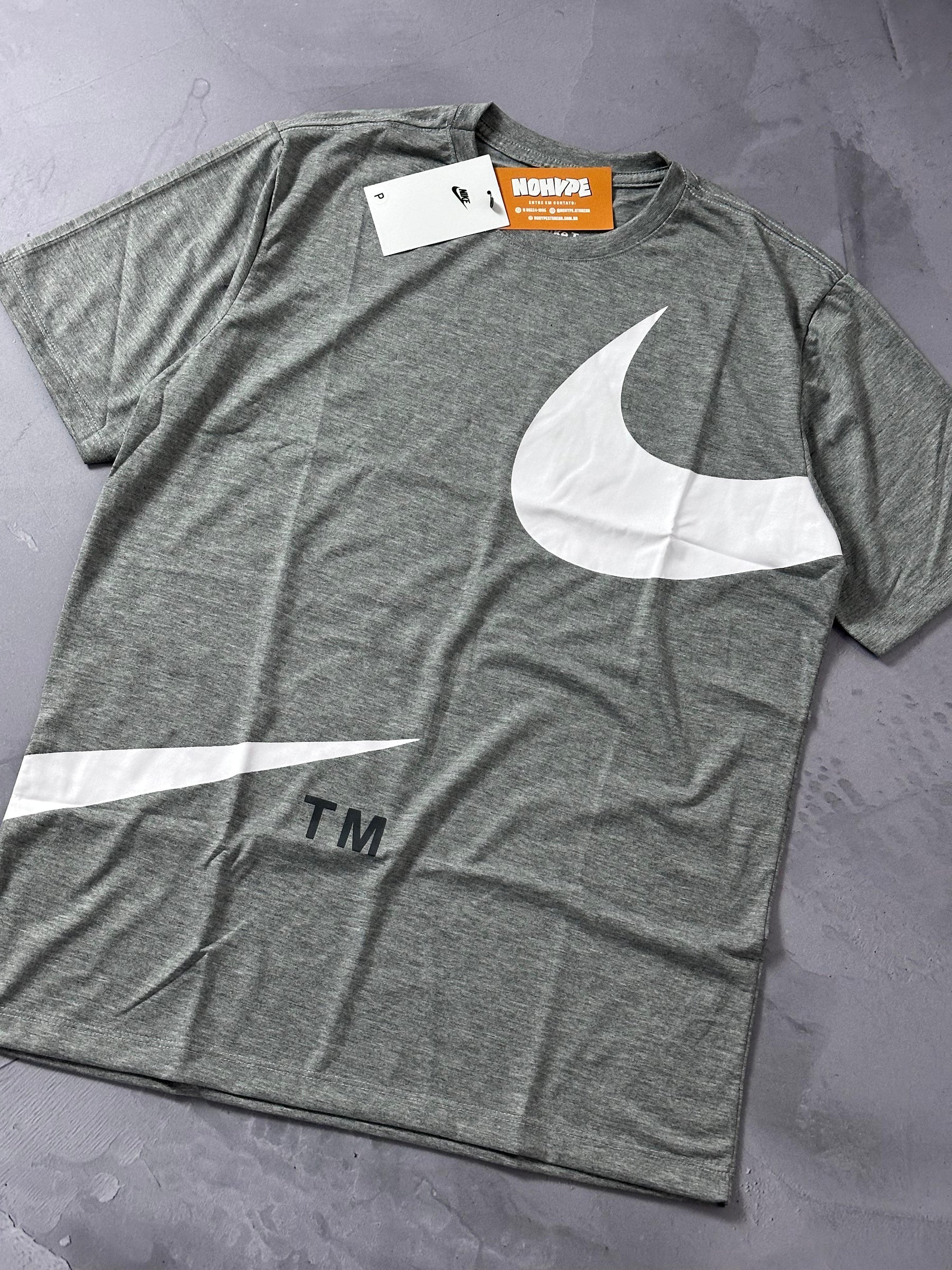 Camiseta Nike Big Swoosh TM - Cinza