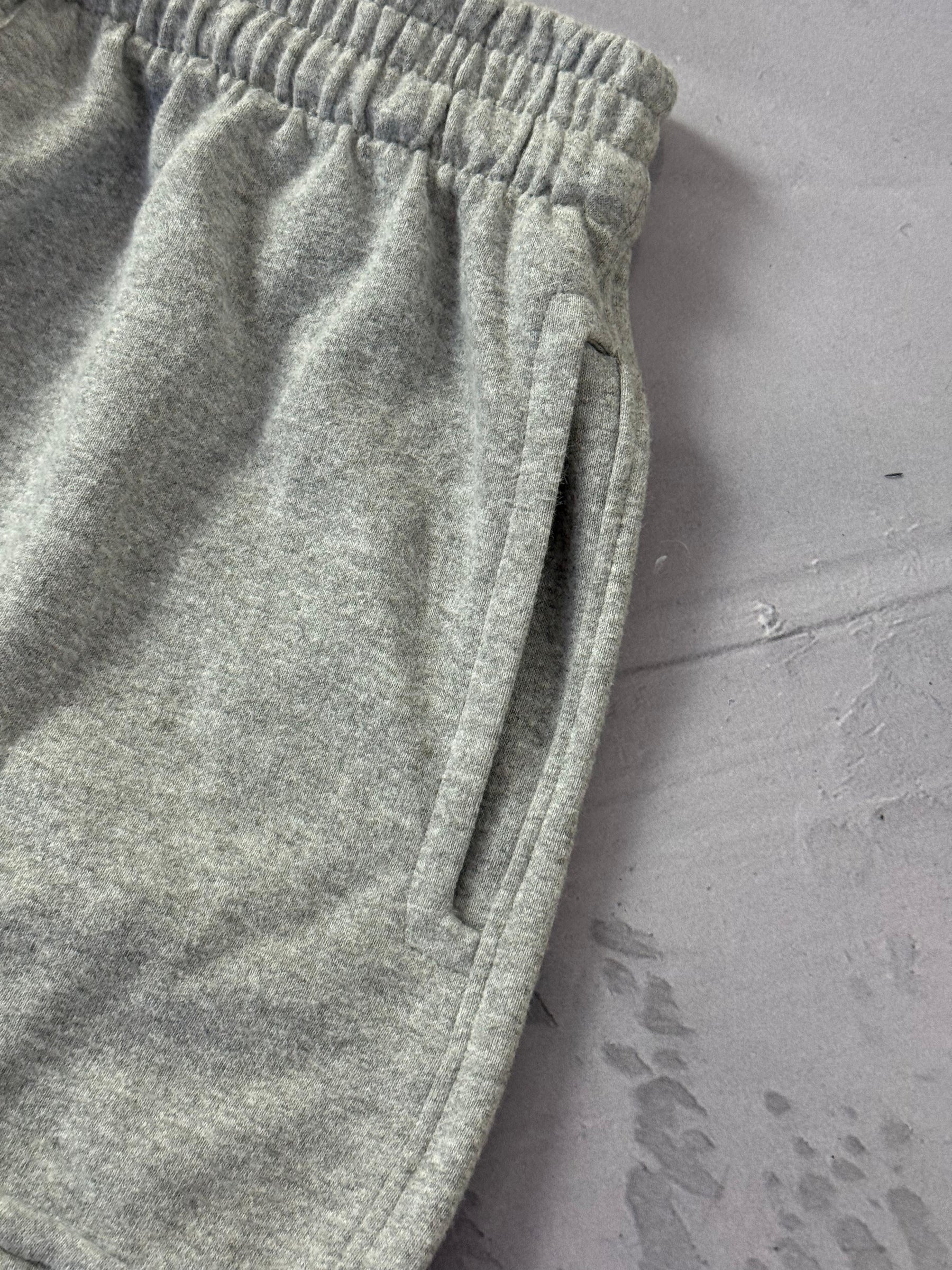 Shorts Moletom Nike Cargo - Cinza