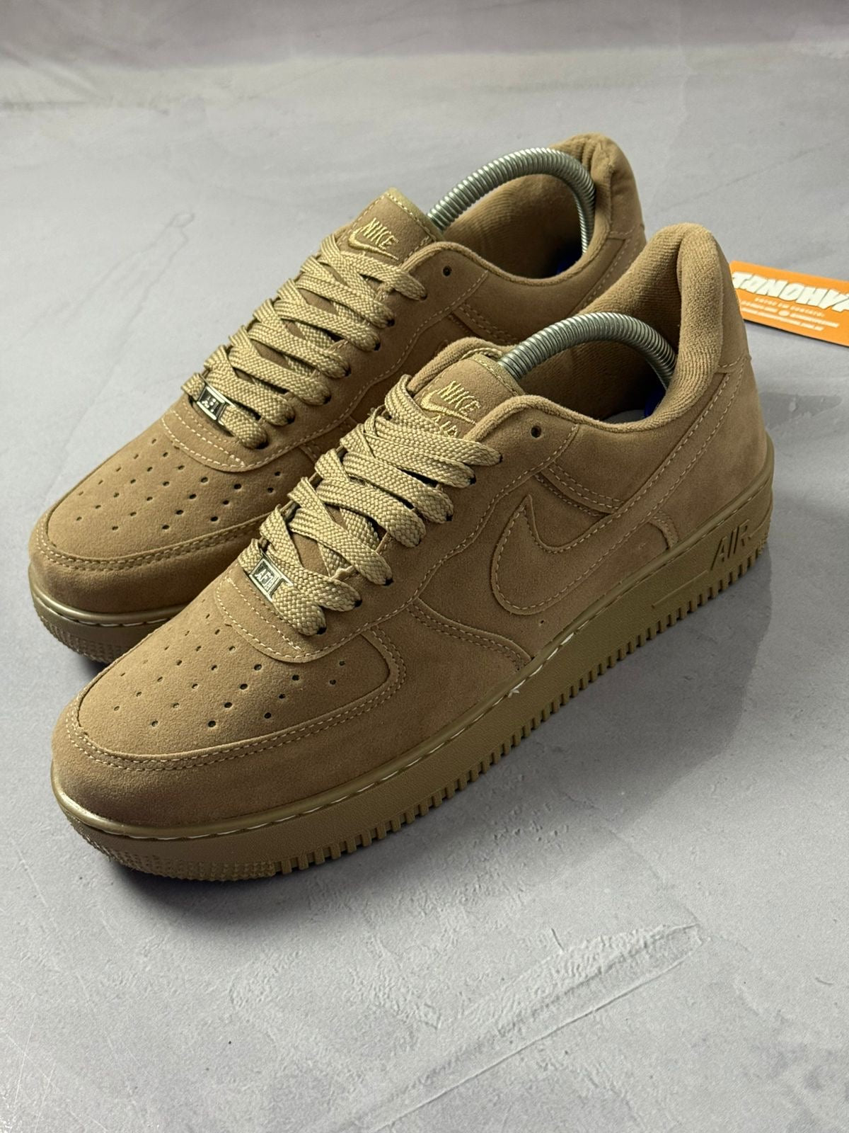 Tênis Nike Air Force 1 - Bege Camurça