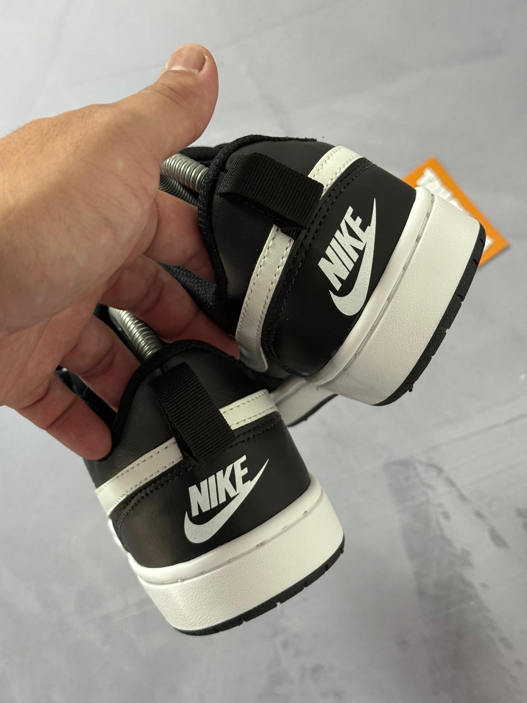 Tênis Nike Borough - Preto e Branco