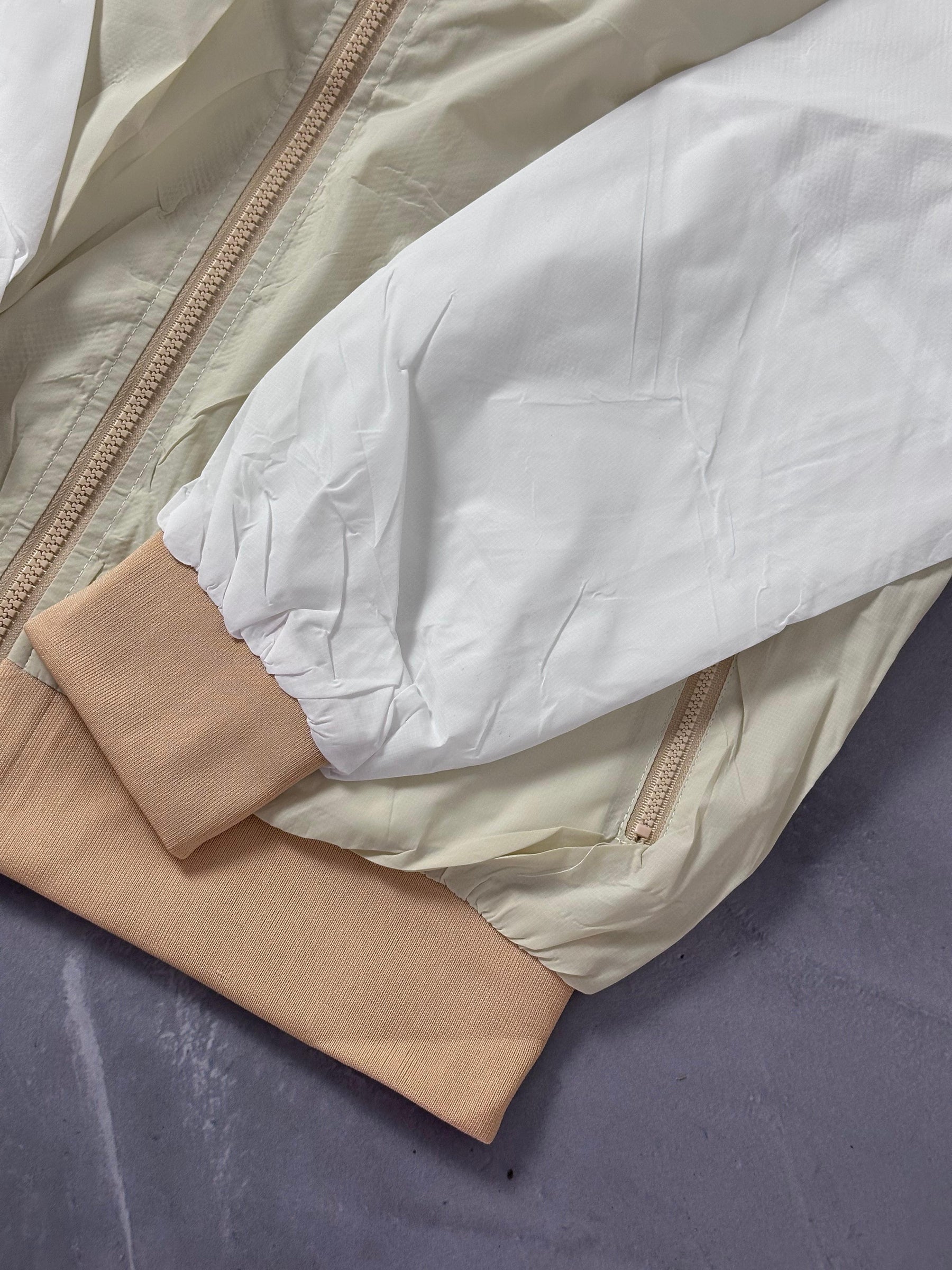 Corta Vento Nike Windrunner - Bege e Branco