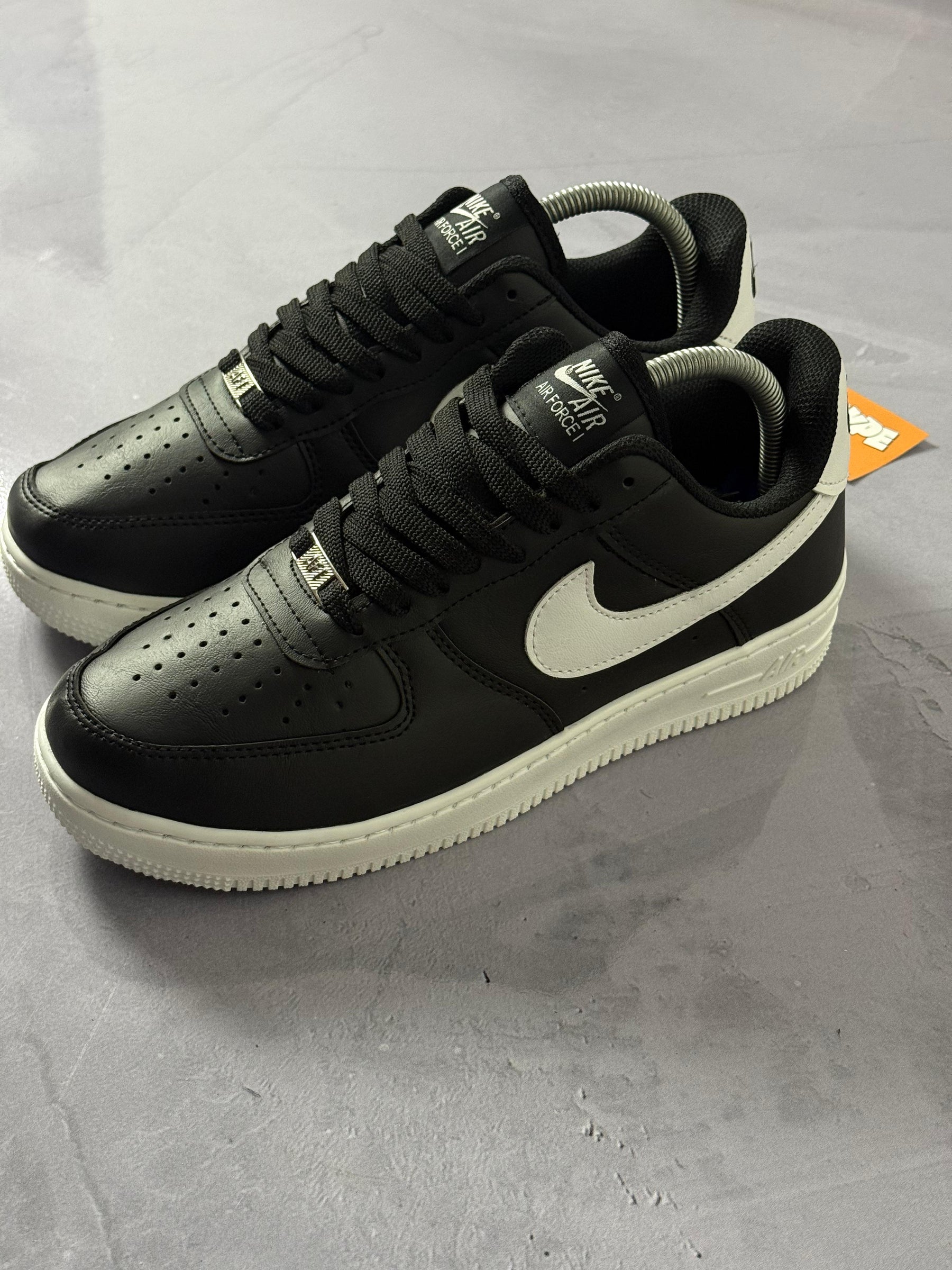 Tênis Nike Air Force 1 - Preto e Branco