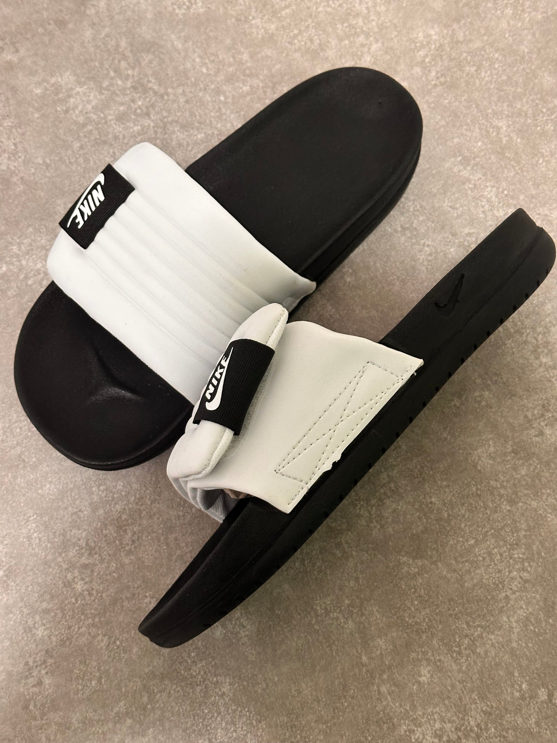 Chinelo Slide Nike Offcourt Adjust - Preto e Branco