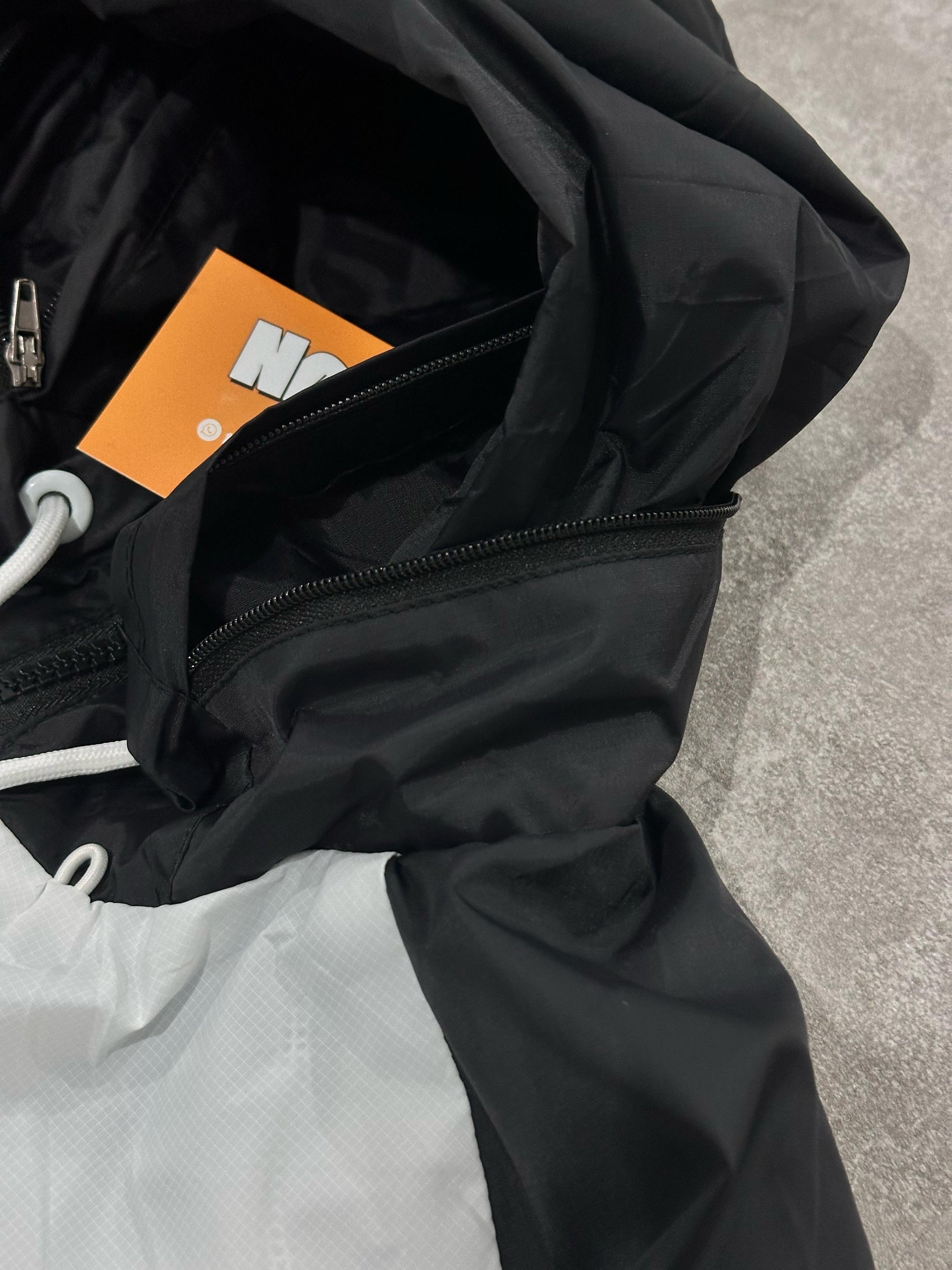 Conjunto Nike - Calça + Corta Vento Preto/Branco