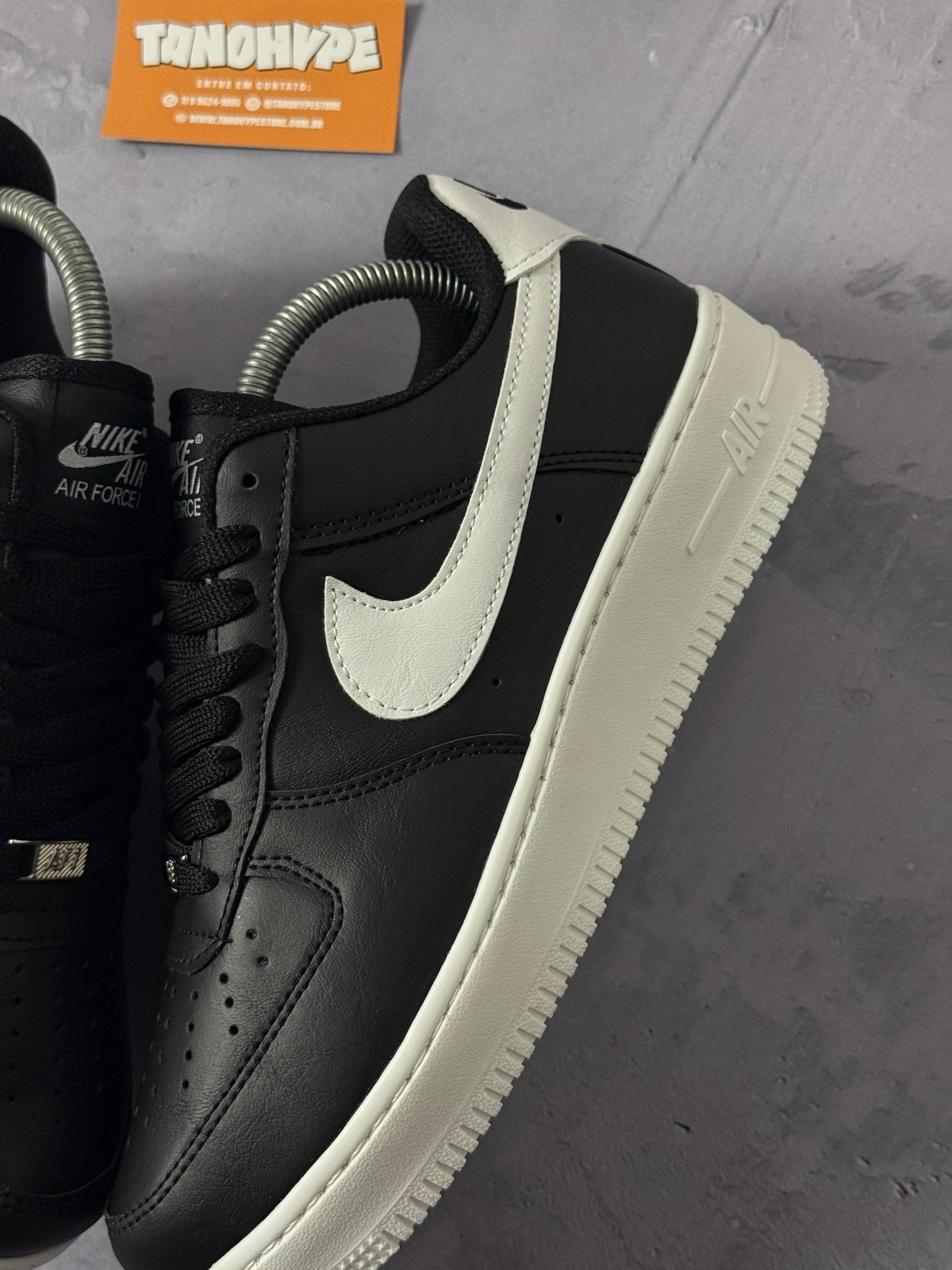 Tênis Nike Air Force 1 - Preto e Branco