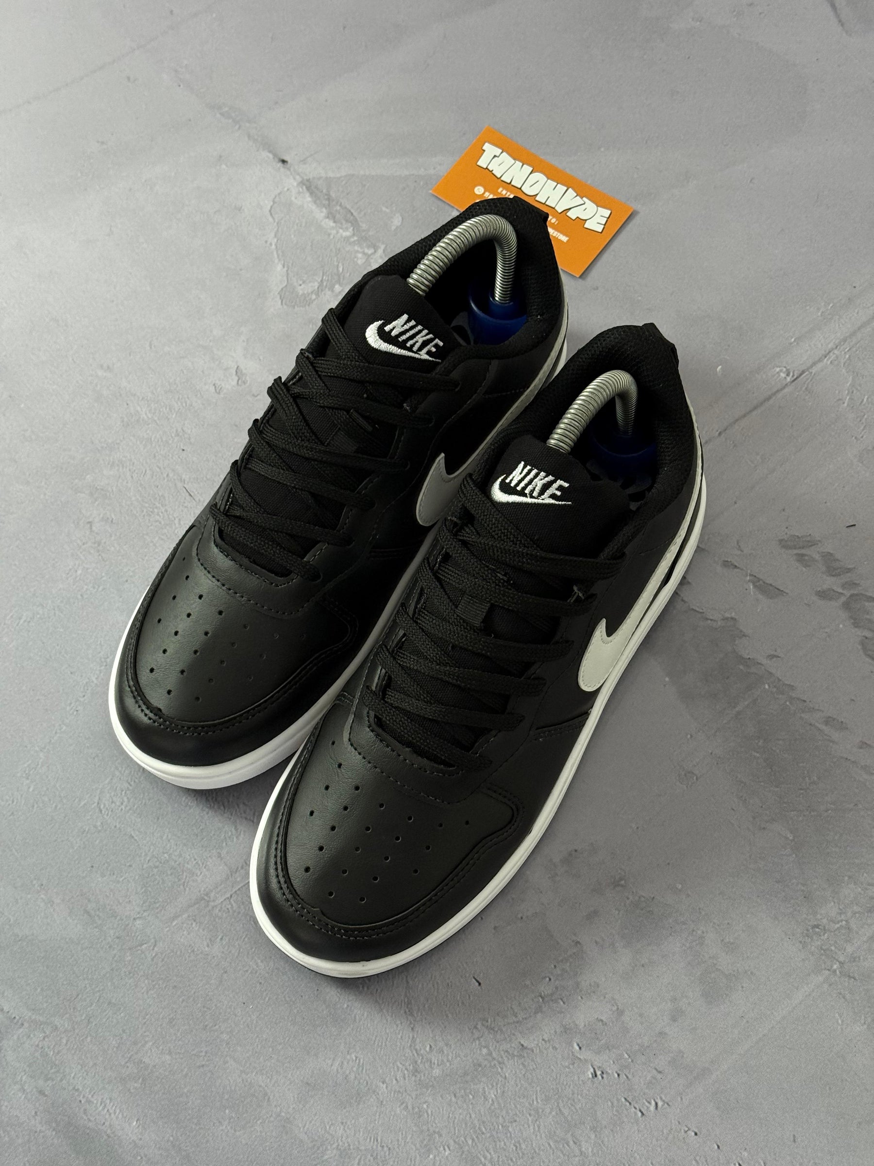 Tênis Nike Borough - Preto e Branco