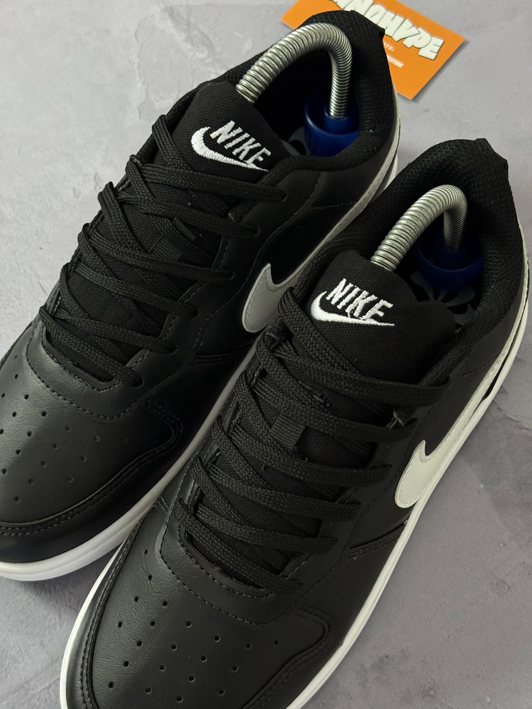 Tênis Nike Borough - Preto e Branco