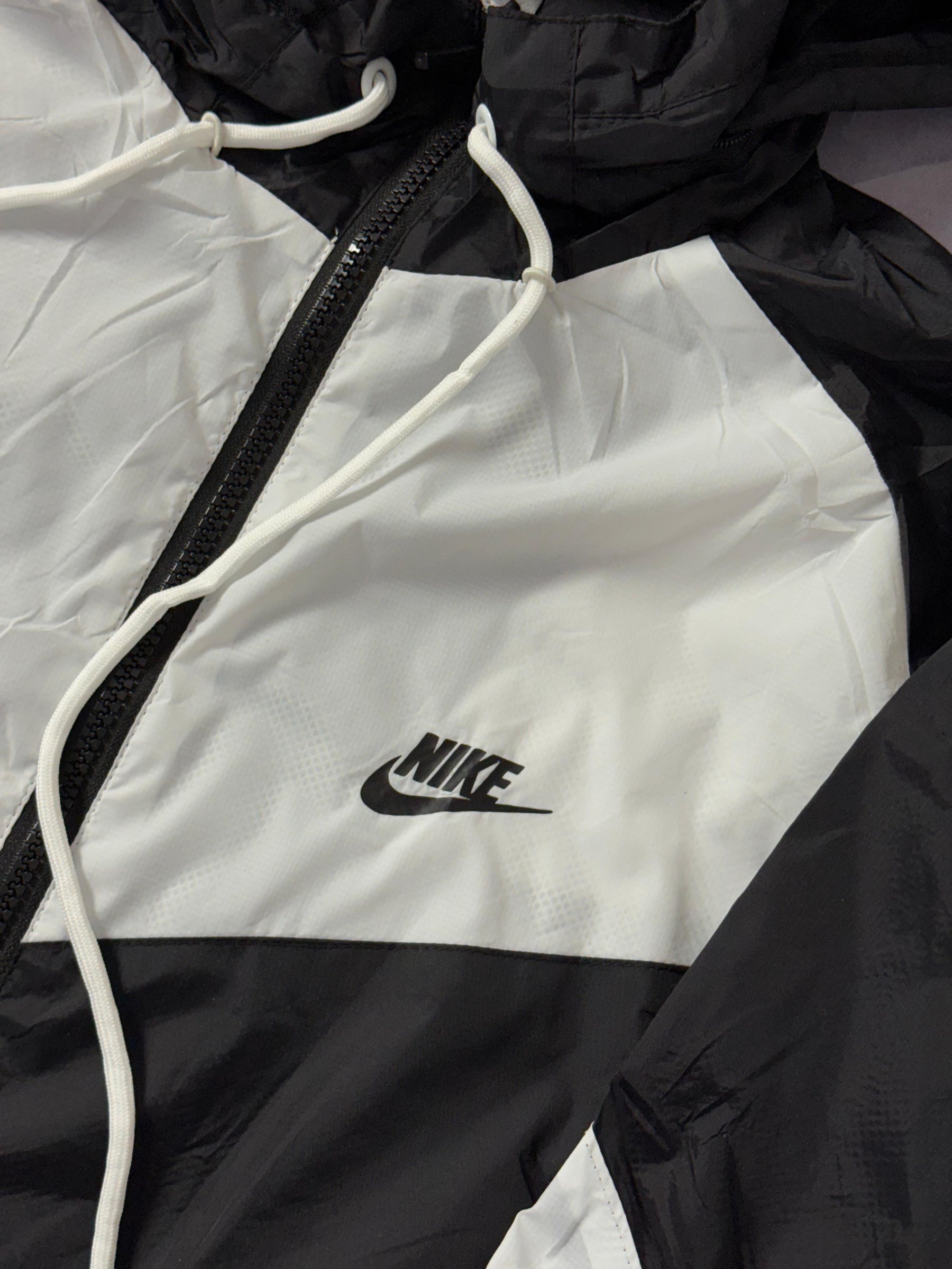 Corta Vento Nike Windrunner - Preto e Branco