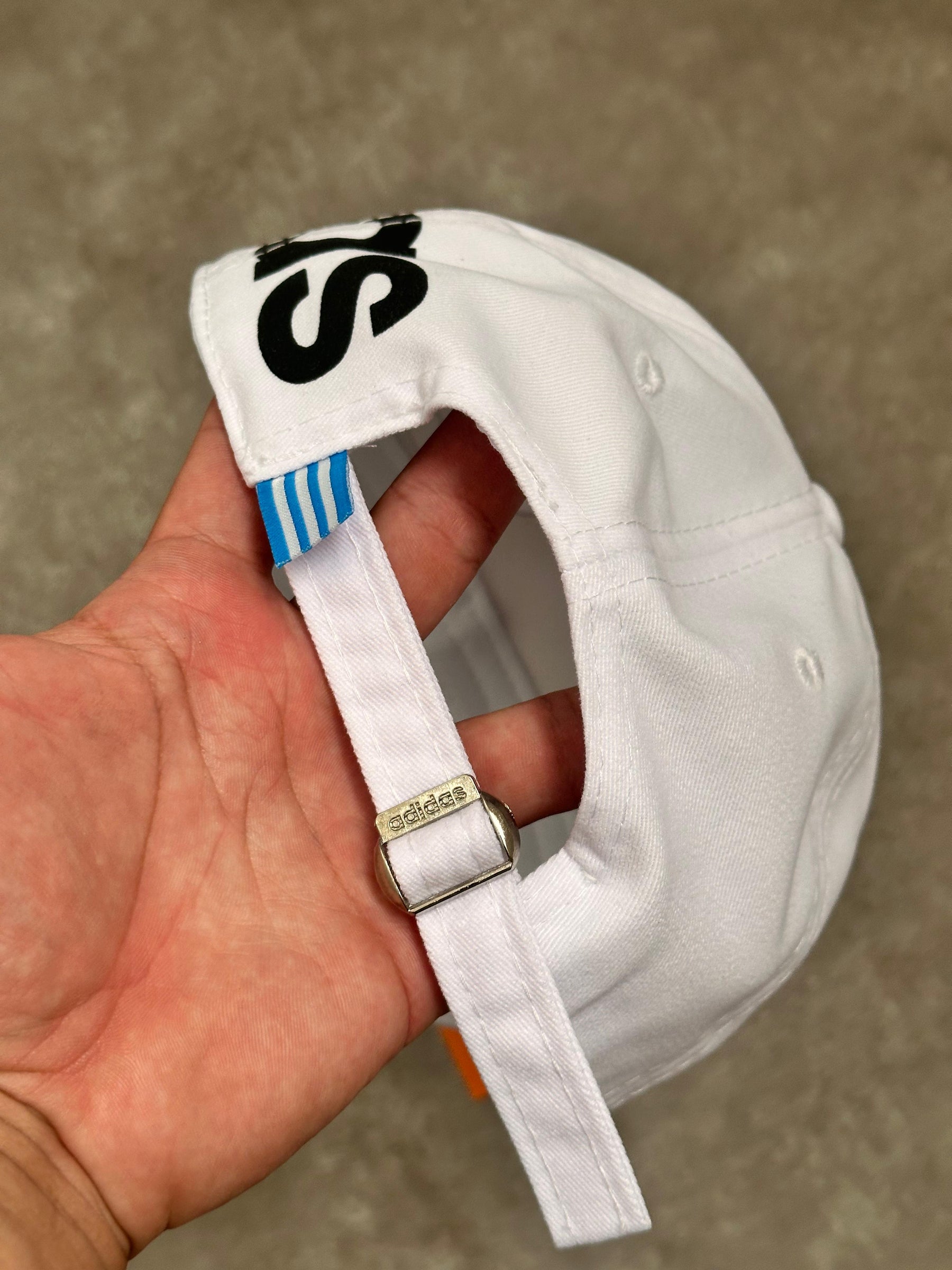 Boné Adidas Letreiro - Branco