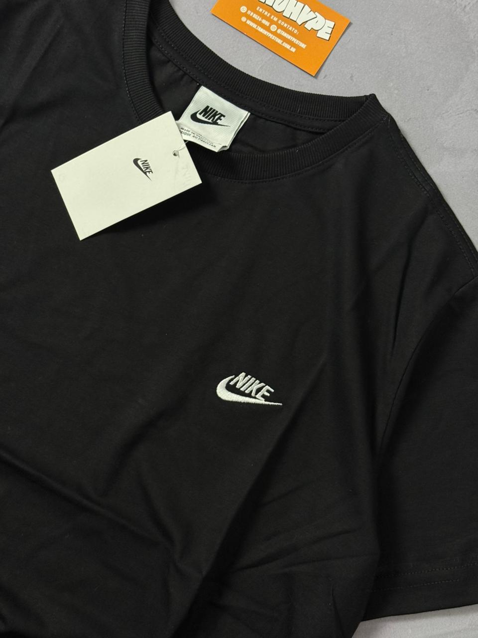 Camiseta Nike Club - Preta